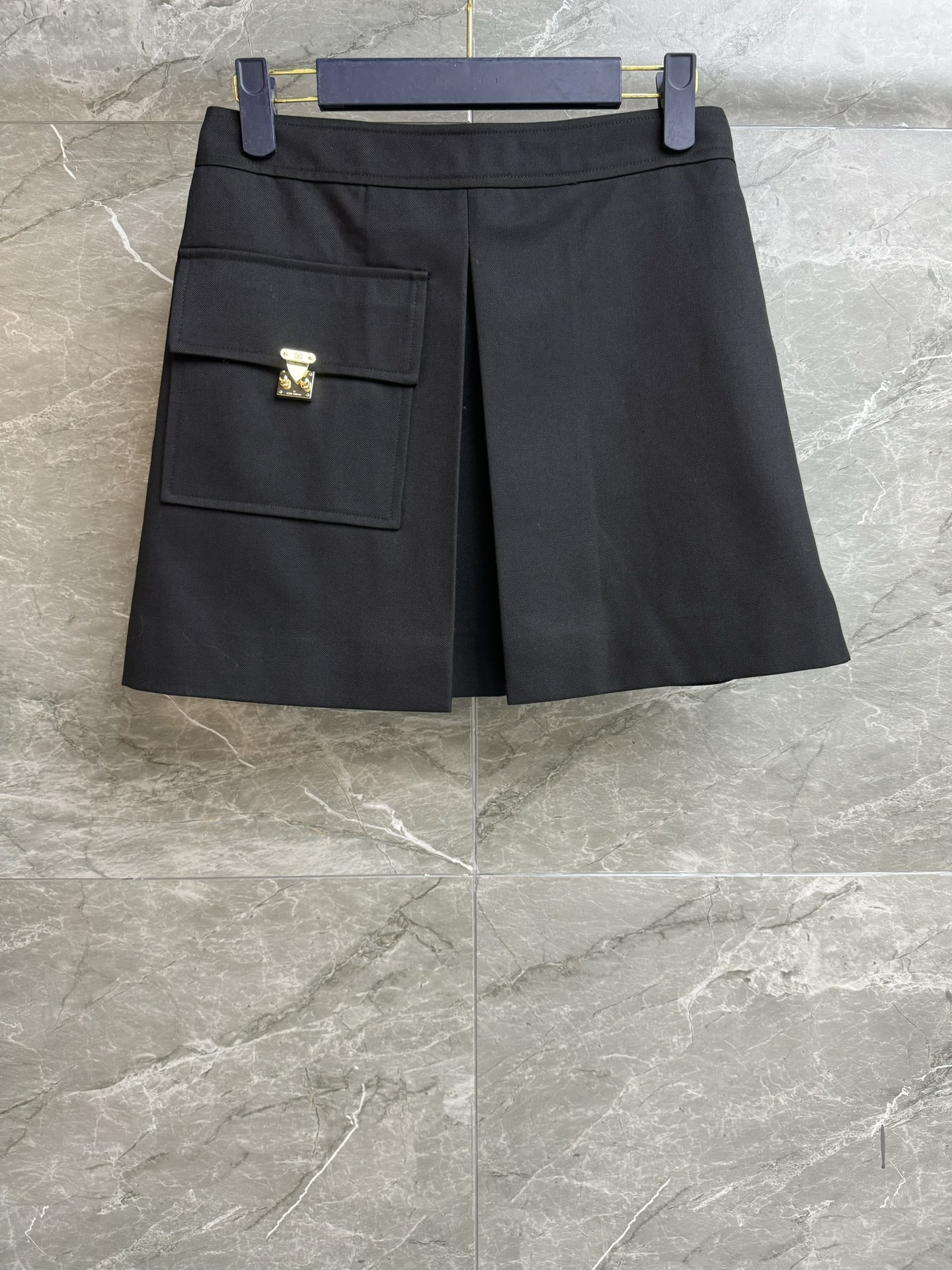 NO:687578,New styles for early spring are available. L's lock pocket skirt 2026 early spring series. Side zipper design. Lock pockets are decorated and embellished. Fashionable personality. Full of high-end feel. Customized wool material. Comfortable and textured. A-line skirt version. The upper body is slim and versatile. Complete trademarks. Sizes SML, louis vuitton, skirts,19860909早春新款上新啦 L家锁扣口袋短裙 2026早春系列 侧边拉链设计 锁扣工装口袋装饰点缀 时髦个性 高级感满满 定制羊毛材质 舒适有质感 A字短裙版型 上身显瘦又百搭 商标齐全 尺码SML,,louis vuitton,skirts,,Women's clothing