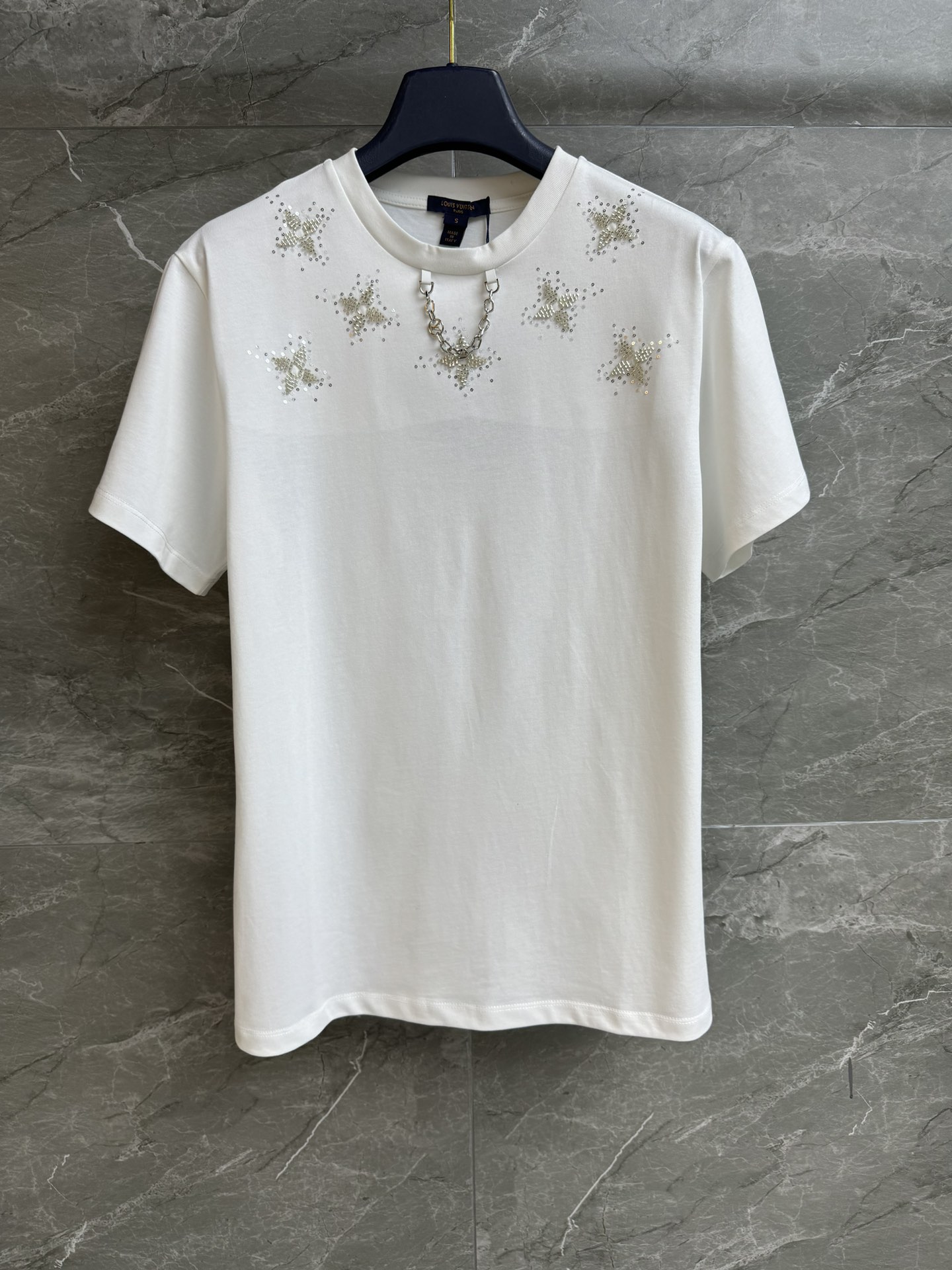 NO:687576,New arrival in early spring. L home beaded embroidery T-shirt 2026 new style in early spring. Round neck design. Floral beaded sequin embroidery embellishment. Exquisite and fashionable. Imported pure cotton fabric. Comfortable and skin-friendly. Normal fit. The upper body looks slim and elegant. Complete trademarks. Sizes SML, Louis Vuitton, tees, t-shirt,19860909早春新款上新啦 L家钉珠刺绣T恤 2026早春新款 圆领领口设计 花卉钉珠亮片刺绣点缀 精致时髦 进口纯棉面料 舒适亲肤 正常版型 上身显瘦又气质 商标齐全 尺码SML,,louis vuitton,tees，t-shirt,,Women's clothing