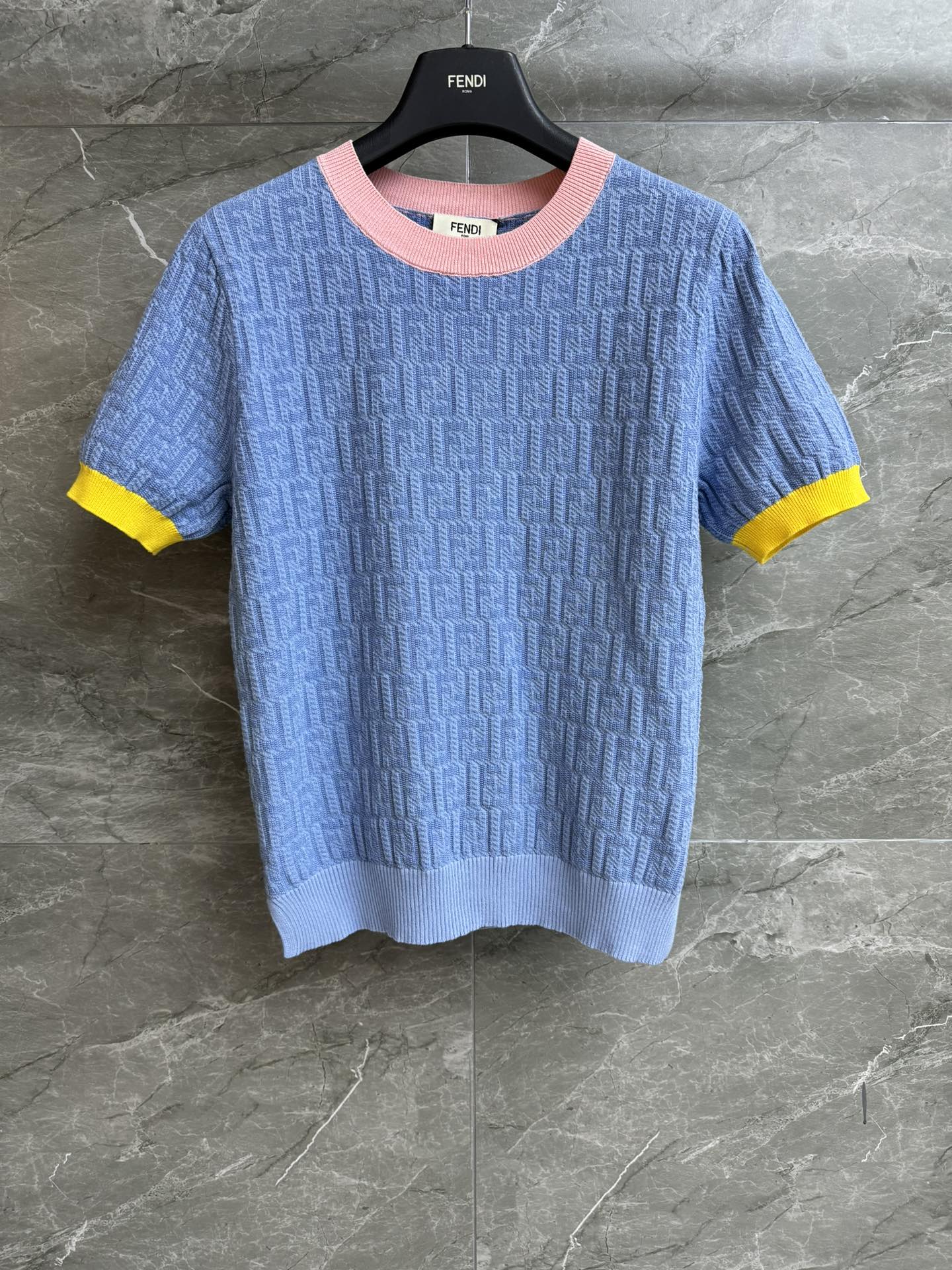 NO:687572,New model for early spring is out. FD contrasting color knitted short sleeves. 2026 early spring series. Round ribbed neckline. Blue, pink and yellow contrasting design. Classic FF letter jacquard pattern. Fashionable and lively to reduce age. Cotton blended knitted fabric. Comfortable and breathable. Stretchy slim fit. The upper body is slim and elegant. Complete trademarks. Sizes: sml, T-shirt,19860909早春新款出货啦 FD撞色针织短袖 2026早春系列 圆领罗纹领口 蓝粉黄撞色设计 经典FF字母提花图案 时髦活泼减龄 棉质混纺针织面料 舒适透气 弹力修身版型 上身显瘦又气质 商标齐全 尺码sml,,T-shirt,,Women's clothing