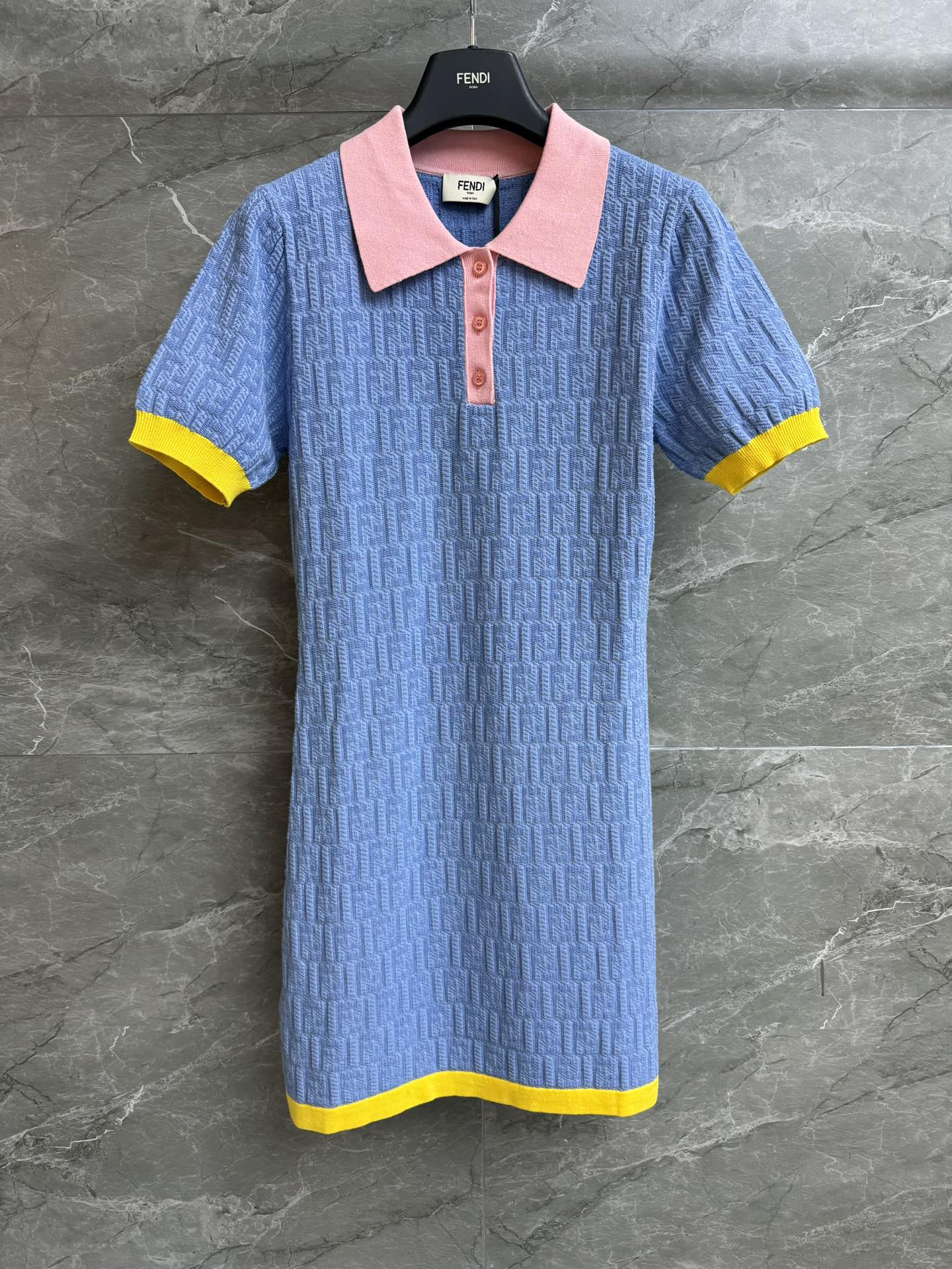 NO:715535,New model for early spring has been shipped. FD contrasting color knitted dress 2026 early spring series. Classic polo neckline. Blue, pink and yellow contrasting design. Classic FF letter jacquard pattern. Fashionable and lively to reduce age. Cotton blended knitted fabric. Comfortable and breathable. Stretchy slim fit. The upper body is slim and elegant. Complete trademarks. Sizes: sml,,skirts,19860909早春新款出货啦 FD撞色针织连衣裙 2026早春系列 经典polo领口 蓝粉黄撞色设计 经典FF字母提花图案 时髦活泼减龄 棉质混纺针织面料 舒适透气 弹力修身版型 上身显瘦又气质 商标齐全 尺码sml,,skirts,,Women's clothing