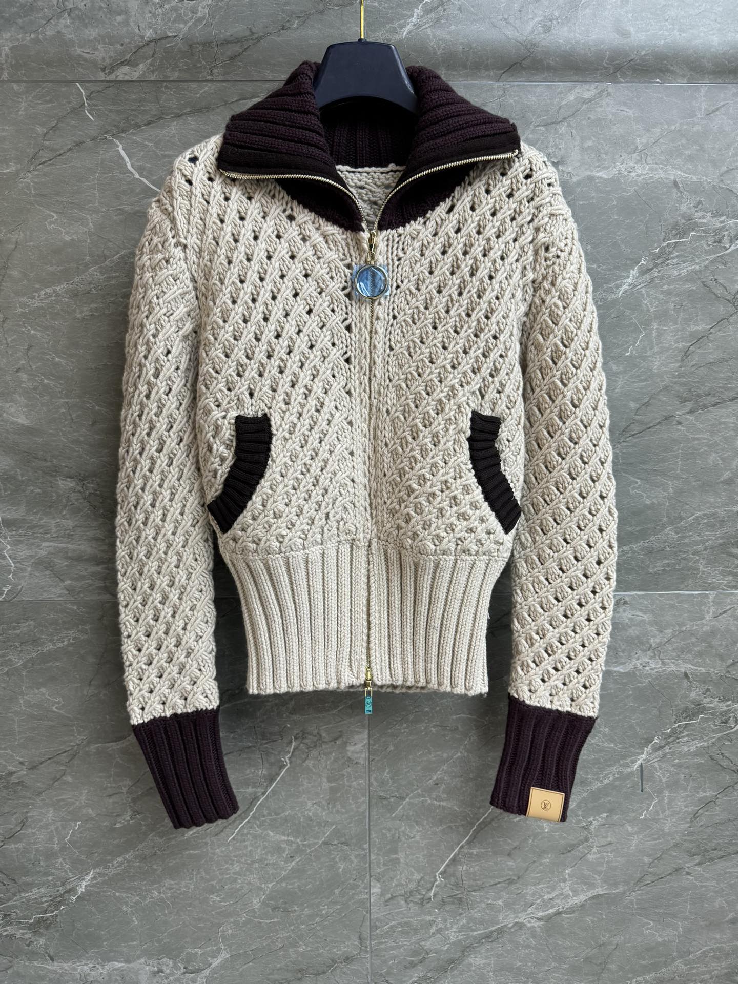 NO:697291,The high version has been shipped. L's color-blocked hollow cardigan 2026 early spring series. Lapel zipper design. Hollow knitted contrast stitching. Logo leather label decoration on cuffs. Fashionable and advanced. Wool blended knitted fabric. Thick, soft and comfortable. Normal fit. The upper body looks slim and elegant. Complete trademarks. Sizes SML, Louis Vuitton,19860909高版本出货啦 L家拼色镂空开衫 2026早春系列 翻领拉链设计 镂空针织撞色拼接 袖口logo皮标装饰点缀 时髦高级 羊毛混纺针织面料 厚实柔软舒适 正常版型 上身显瘦又气质 商标齐全 尺码SML,,louis vuitton,,Women's clothing