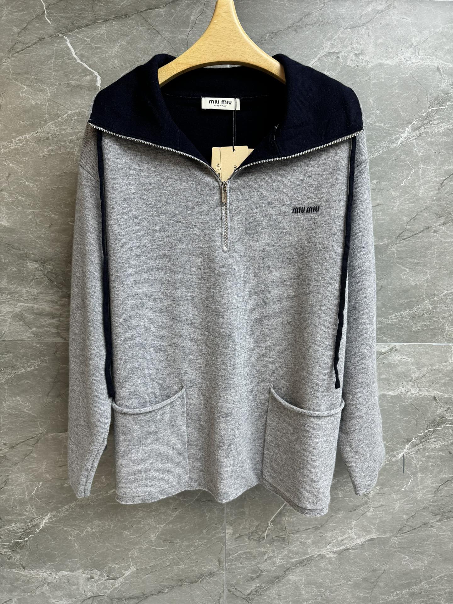 NO:693974,New arrival for early spring. Miu half-zip cashmere sweater 2026 early spring series. Half-zip lapel design. Letter logo intarsia pattern embellishment. Gray and blue color matching. High-end and fashionable. Cashmere knitted fabric. Loose fit. The upper body is lazy and casual. Complete trademarks. Sizes: smL,,miumiu,sweaters,19860909早春新款上新啦 Miu半拉链羊绒毛衣 2026早春系列 半拉链翻领设计 字母logo嵌花图案点缀 灰蓝配色高级时髦 羊绒针织面料 宽松版型 上身慵懒随意 商标齐全 尺码smL,,miumiu,sweaters,,Women's clothing