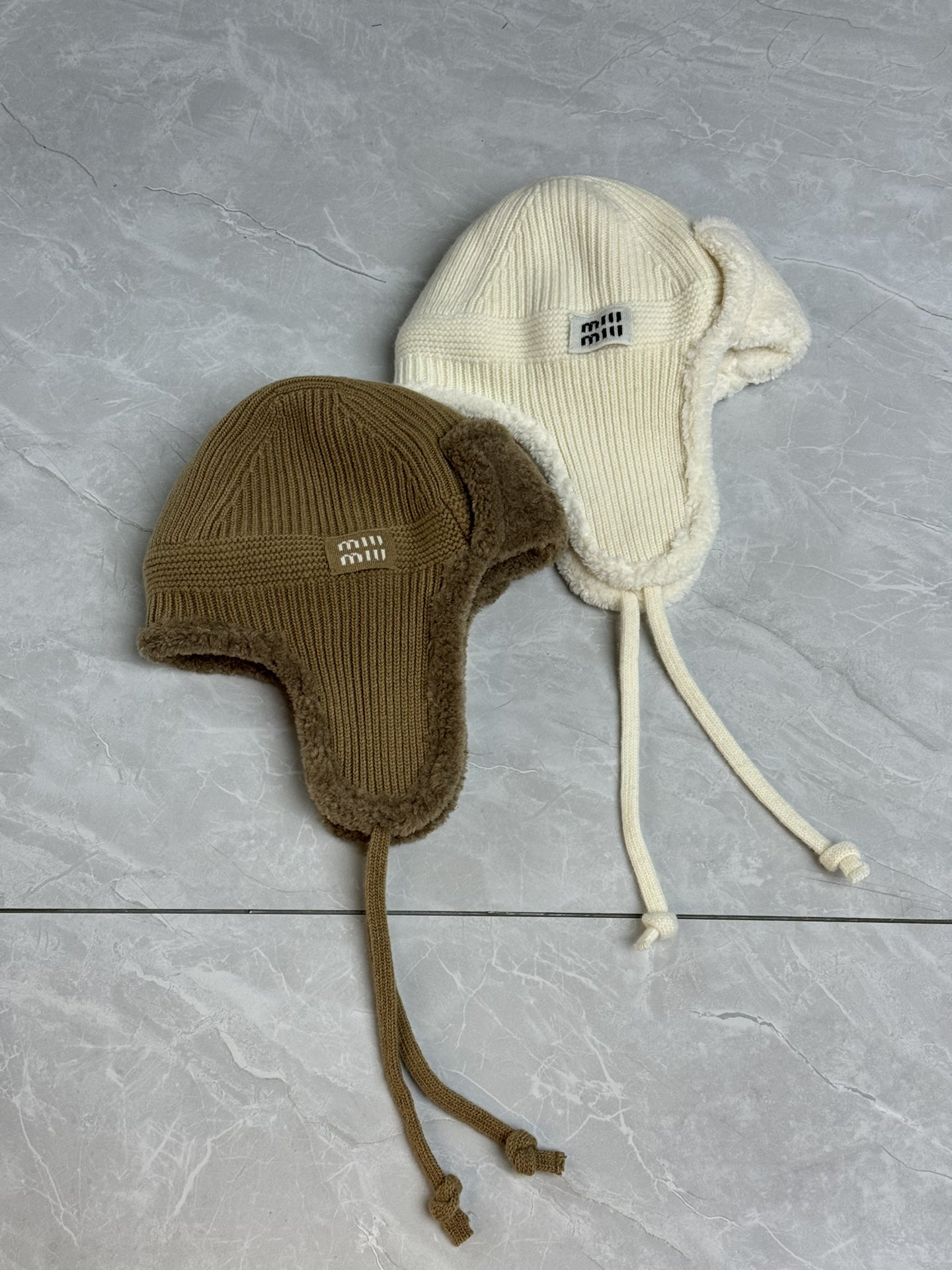 NO:693964,New autumn and winter new styles Miu lamb fur Lei Feng hat 2025 autumn and winter series Lei Feng hat lace design Letter logo decoration Cute and playful Wool cashmere blended knitted fabric Thick wind-resistant and warm Simple and versatile Super revealing small face Concave shape artifact A must-have for winter skiing,,miumiu,hats,19860909秋冬新款上新啦 Miu羊羔毛雷锋帽 2025秋冬系列 雷锋帽系带设计 字母徽标装饰点缀 可爱俏皮 羊毛羊绒混纺针织面料 厚实抗风保暖 简单百搭 超显脸小 凹造型神器 冬天滑雪必备,,miumiu,hats,,Women's clothing