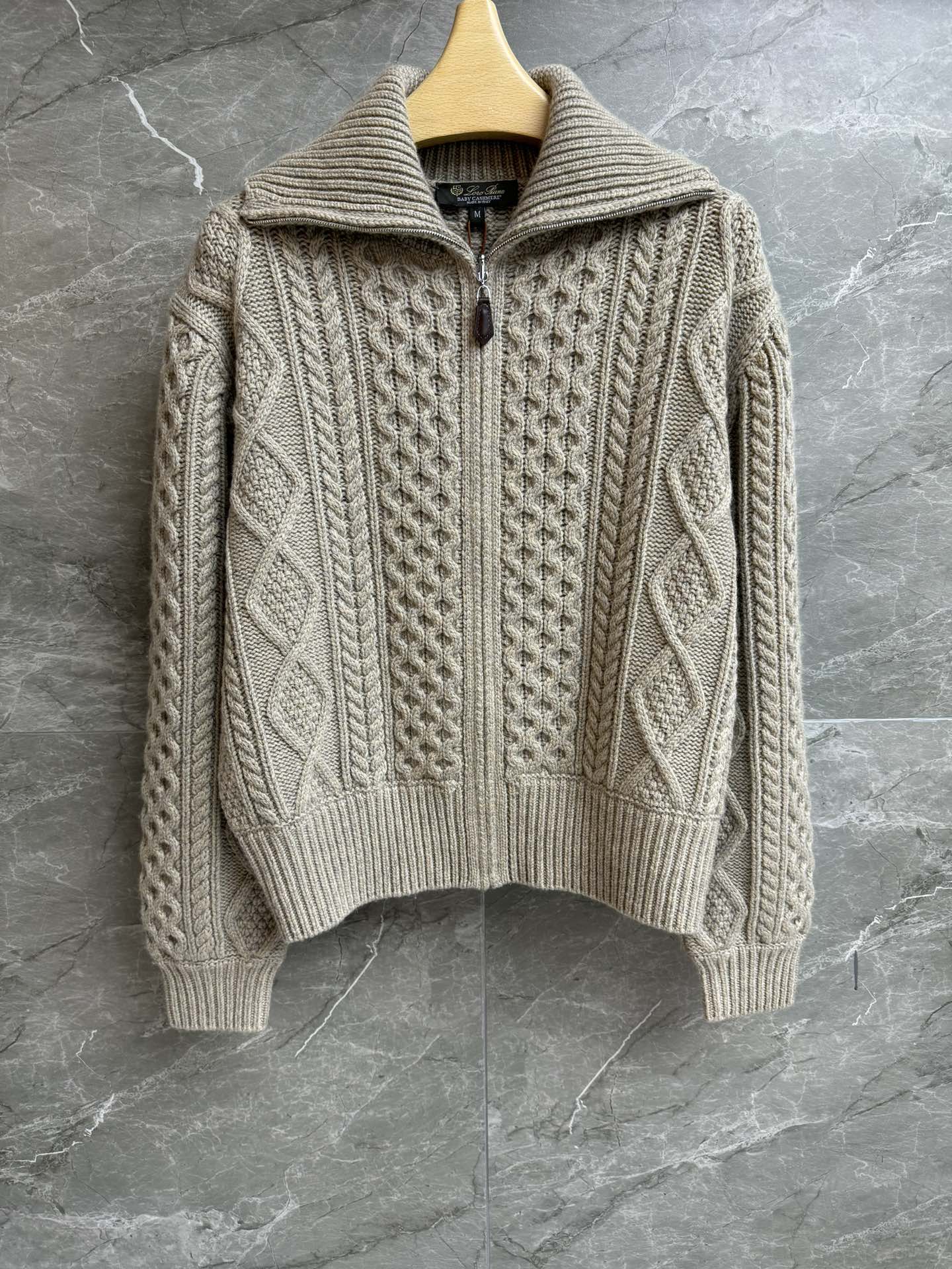 NO:693996,The high version has been shipped. LP cable cashmere cardigan 2025 autumn and winter series. Lapel zipper design. Three-dimensional cable knitting pattern. Rich layered texture. Lazy and high-end cashmere knitted fabric. Soft, comfortable and skin-friendly. Normal fit. The upper body is slim and elegant. Complete trademarks. Sizes SML, loro piana,19860909高版本出货啦 LP绞花羊绒开衫 2025秋冬系列 翻领拉链设计 立体绞花编织图案 富有层次肌理感 慵懒高级 羊绒针织面料 柔软舒适亲肤 正常版型 上身显瘦又气质 商标齐全 尺码SML,,loro piana,,Women's clothing