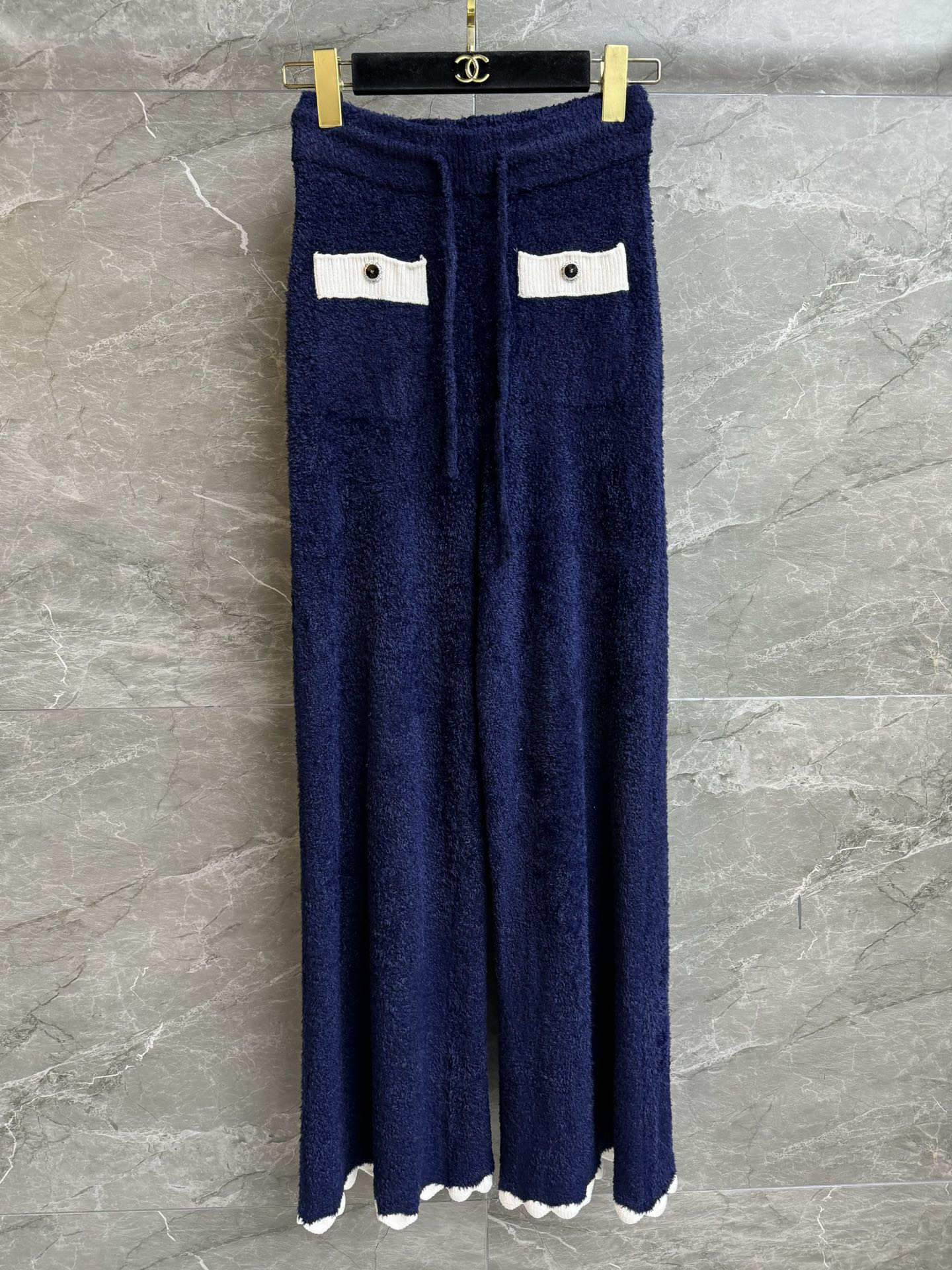 NO:693995,The higher version is now shipping. Chanel contrast lace trousers 2026 early spring series. Elastic elastic waistband. Exquisite logo button embellishment. Wave lace contrast design. Lazy and fashionable. Customized terry knitted fabric. Soft and comfortable. Wide-leg pants version. The upper body is slim and versatile. Complete trademarks. Comes with cloth bag. Size SML,,chanel,19860909高版本出货啦 香家撞色花边长裤 2026早春系列 松紧弹力腰头 精致logo纽扣点缀 波浪花边撞色设计 慵懒时髦 定制毛巾针织面料 柔软舒适 阔腿裤版型 上身显瘦又百搭 商标齐全 配有布袋 尺码SML,,chanel,,Women's clothing