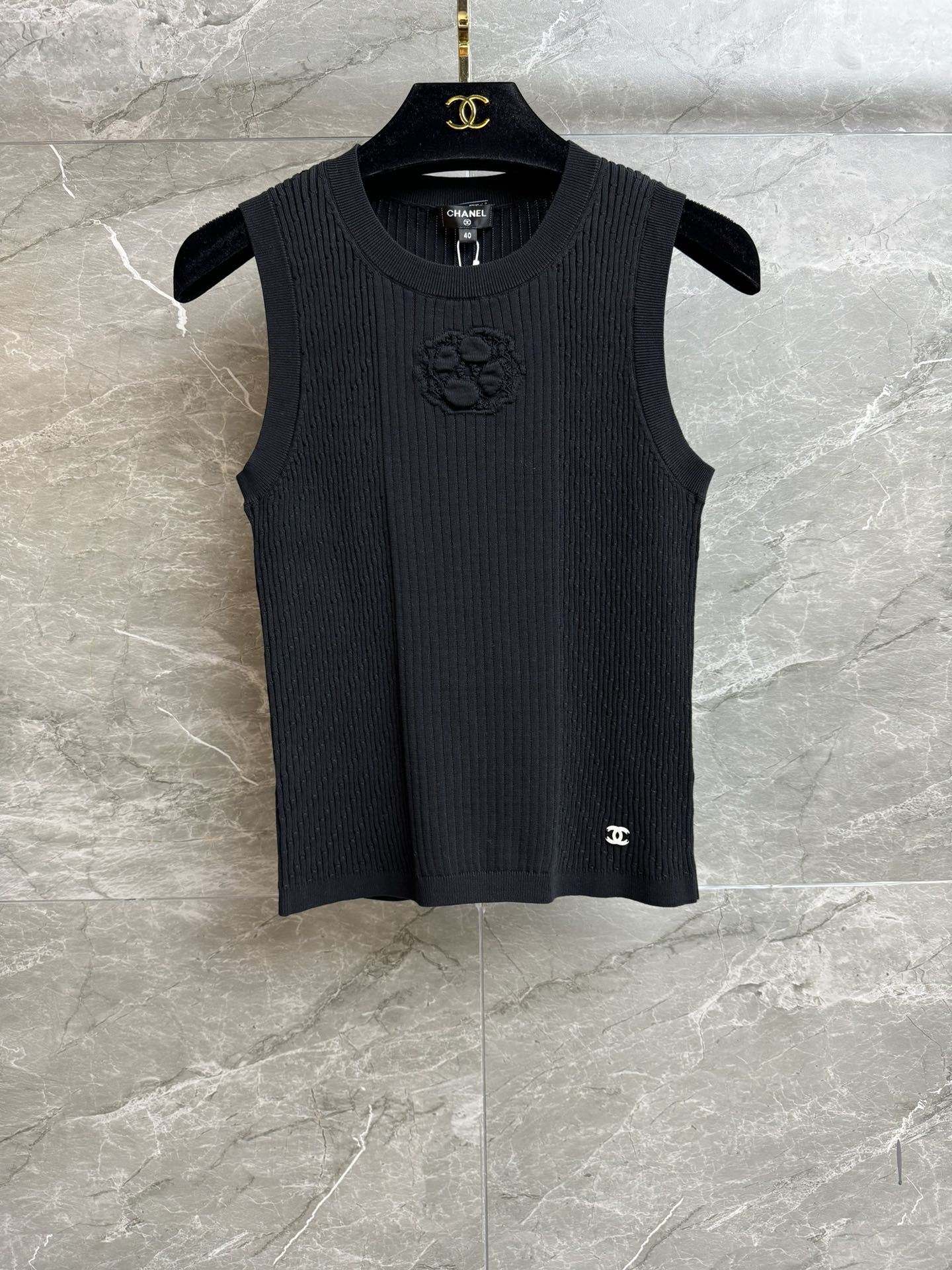 NO:693991,The high version has been shipped. Xiangjia camellia knitted vest 2026 early spring series. Round ribbed neckline. Three-dimensional camellia jacquard pattern. Double C logo decoration on the hem. Exquisite, fashionable and high-end. Cotton knitted fabric. Comfortable and breathable. Stretch slim fit. The upper body looks slim and elegant. Complete trademarks. Comes with cloth bag. Size SML,,chanel,19860909高版本出货啦 香家山茶花针织背心 2026早春系列 圆领罗纹领口 立体山茶花提花图案 下摆双C徽标装饰 精致时髦高级 棉质针织面料 舒适透气 弹力修身版型 上身显瘦又气质 商标齐全 配有布袋 尺码SML,,chanel,,Women's clothing