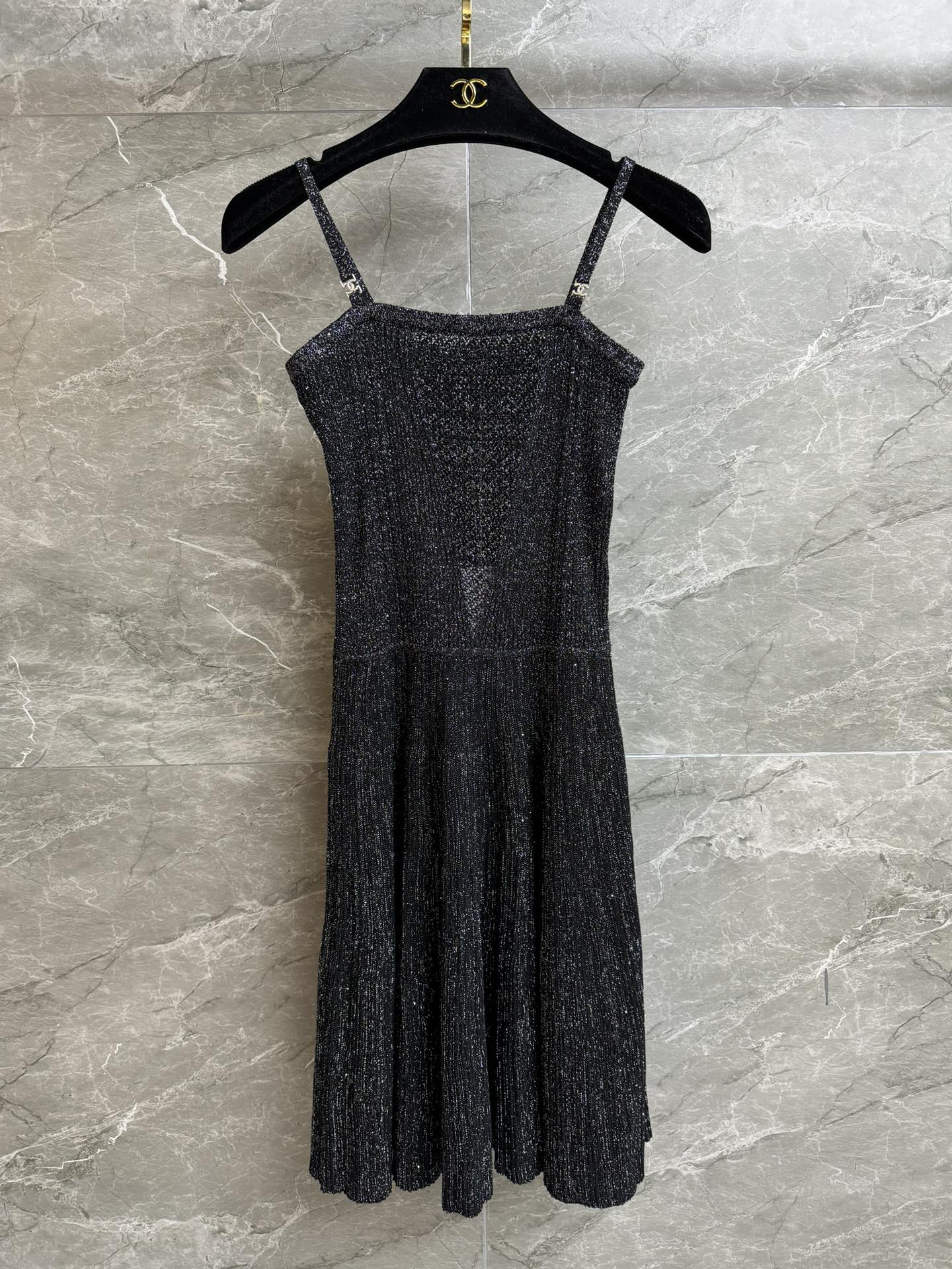 NO:693985,The new model for early spring has been shipped. Xiangjia pleated suspender skirt 2026C early spring series. Rhinestone logo decorated shoulder straps. Bright silk woven embellishments. Exquisite, fashionable and eye-catching. Customized knitted fabric. Comfortable and skin-friendly.19860909早春新款出货啦 香家百褶吊带裙 2026C早春系列 水钻logo装饰肩带 亮丝编织点缀 精致时髦吸睛 定制针织面料 舒适亲肤 A字吊带裙版型 上身显瘦又气质 商标齐全 尺码SML,,chanel,skirts,,Women's clothing