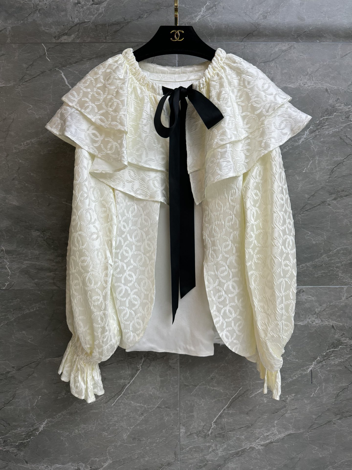 NO:693980,The high version has been shipped. Xiangjia Double C lace-up cape 2025 autumn and winter series. Ruffled lace design. Double C dark jacquard pattern. Retro and elegant. Double-layer silk jacquard fabric. Smooth, delicate and textured. Loose fit. The upper body looks slim and elegant. It is easy to wear with a sense of luxury. Sizes SML,,chanel,real silk,19860909高版本出货啦 香家双C系带斗篷 2025秋冬系列 荷叶边系带设计 双C暗纹提花图案 复古优雅大气 双层真丝提花面料 柔滑细腻有质感 宽松版型 上身显瘦又气质 轻松穿出高级感 尺码SML,,chanel,real silk,,Women's clothing