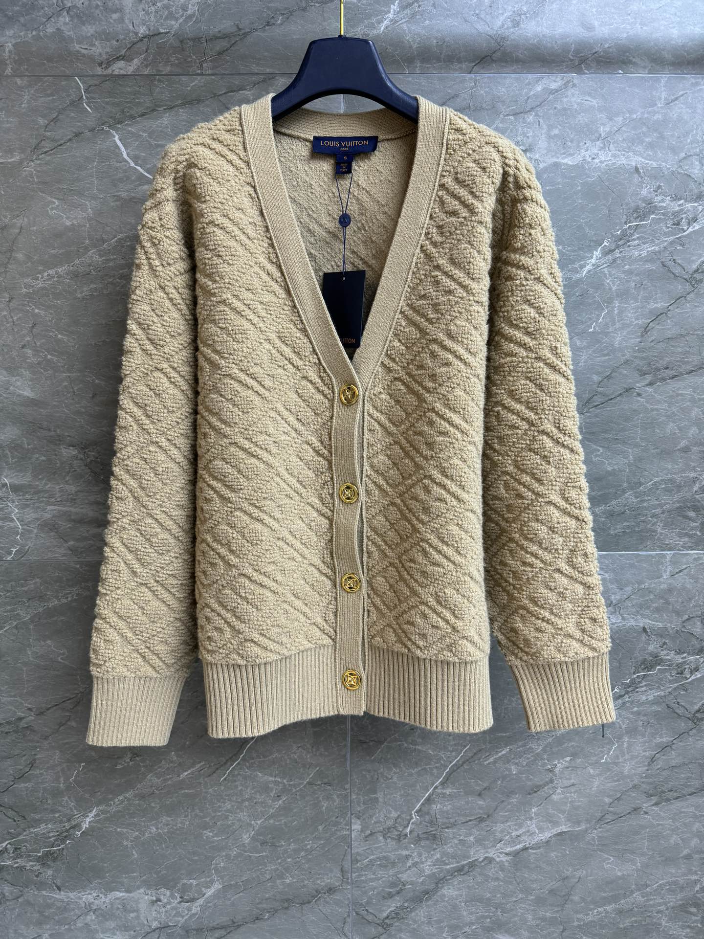 NO:697295,New model for early spring has been shipped. L family three-dimensional logo cardigan. 2026 early spring series. V-neck single-breasted design. Three-dimensional logo rhombus jacquard pattern. Camel color matching. High-end and fashionable. Wool and cashmere blended fabric. Thick and warm. Loose fit. The upper body is slim and elegant. Complete trademarks. Sizes: sml, louis vuitton,19860909早春新款出货啦 L家立体logo开衫 2026早春系列 V领单排扣设计 立体logo菱格提花图案 驼色配色高级时髦 羊毛羊绒混纺面料 厚实保暖 宽松版型 上身显瘦又气质 商标齐全 尺码sml,,louis vuitton,,Women's clothing