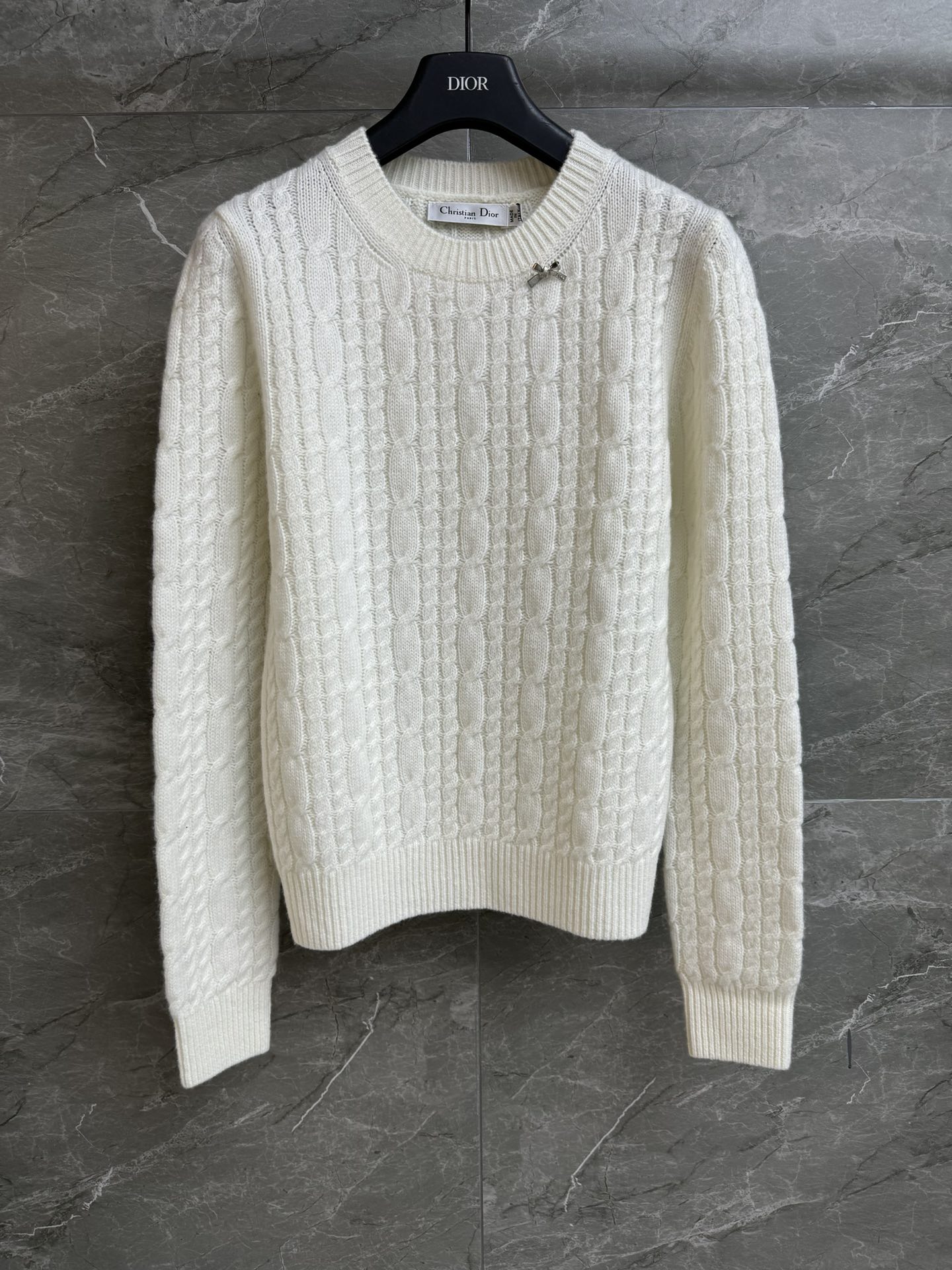 NO:695751,New arrival for early spring. D family twist cashmere sweater 2026 spring and summer series. Round ribbed neckline. Bow logo decoration. Twist woven texture. Gentle and fashionable. Cashmere knitted fabric. Soft and comfortable. Normal fit. The upper body is slim and elegant. Complete trademarks. Sizes SML, dior, sweaters,19860909早春新款上新啦 D家麻花羊绒毛衣 2026春夏系列 圆领罗纹领口 蝴蝶结logo徽标装饰点缀 麻花编织纹理 温柔时髦洋气 羊绒针织面料 软糯舒适 正常版型 上身显瘦又气质 商标齐全 尺码SML,,dior,sweaters,,Women's clothing