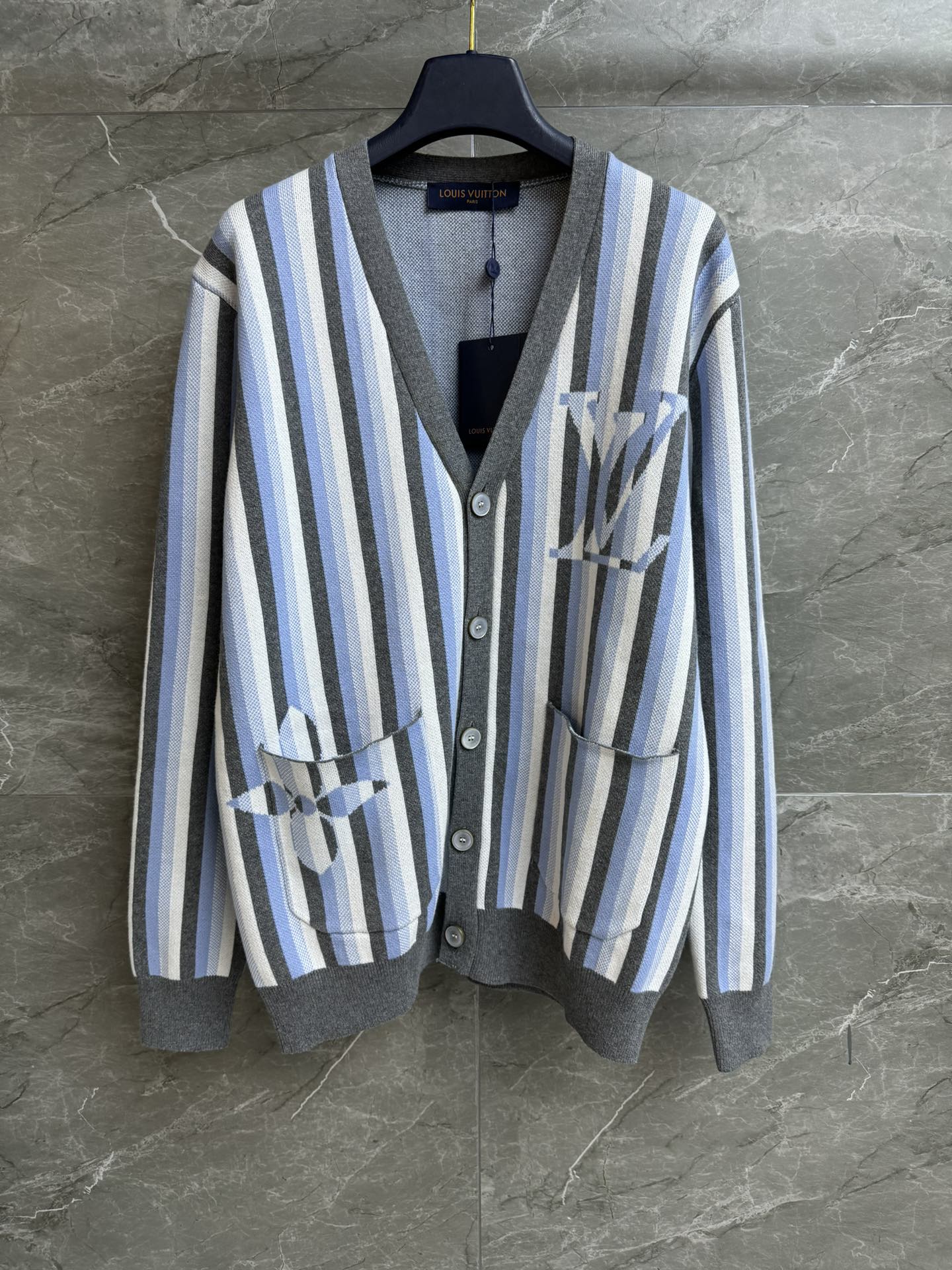 NO:695207,The new model for early spring has been shipped. L's blue and white striped cardigan 2026 early spring series. Temperamental V-neck design. Classic letter logo intarsia pattern. Blue and white striped color scheme. Fresh, fashionable and high-end. Wool blended fabric. Comfortable and skin-friendly. Loose fit. The upper body is slim and versatile. Complete trademarks. Sizes SML, louis vuitton,19860909早春新款出货啦 L家蓝白条纹开衫 2026早春系列 气质V领设计 经典字母logo嵌花图案 蓝白条纹配色 清新时髦高级 羊毛混纺面料 舒适亲肤 宽松版型 上身显瘦又百搭 商标齐全 尺码SML,,louis vuitton,,Women's clothing