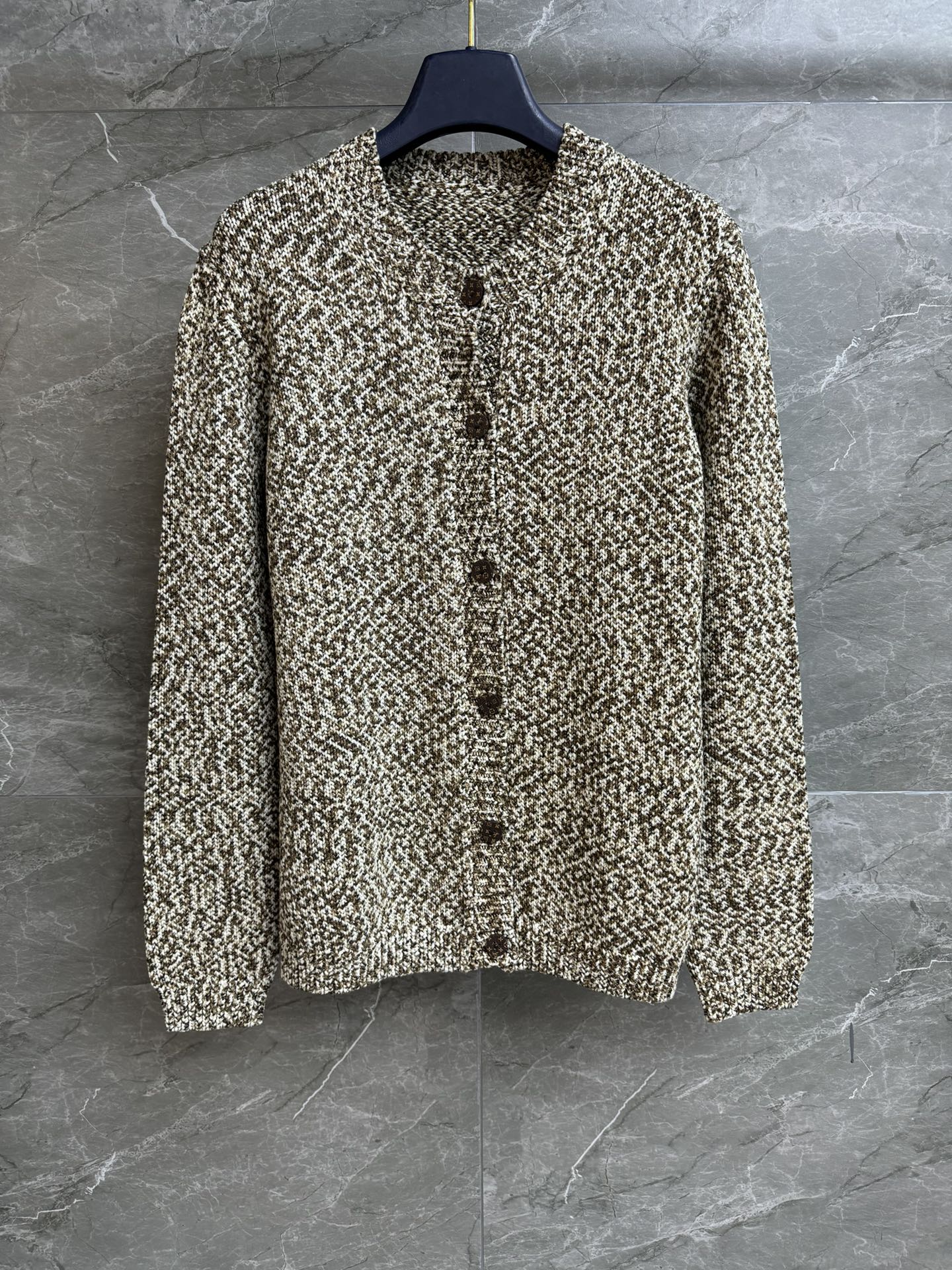 NO:697289,Early spring new arrivals L's tweed knitted cardigan 2026 early spring series Round neck single-breasted design Old flower embossed buttons embellished with logo leather label decoration on the back Color retro high-end cotton knitted fabric Stiff and comfortable Normal fit The upper body is slim and elegant Complete trademarks Size SML, Louis Vuitton,19860909早春新款出货 L家粗花呢针织开衫 2026早春系列 圆领单排扣设计 老花压花纽扣点缀 后背logo皮标装饰 配色复古高级 棉质针织面料 挺括舒适 正常版型 上身显瘦又气质 商标齐全 尺码SML,,louis vuitton,,Women's clothing