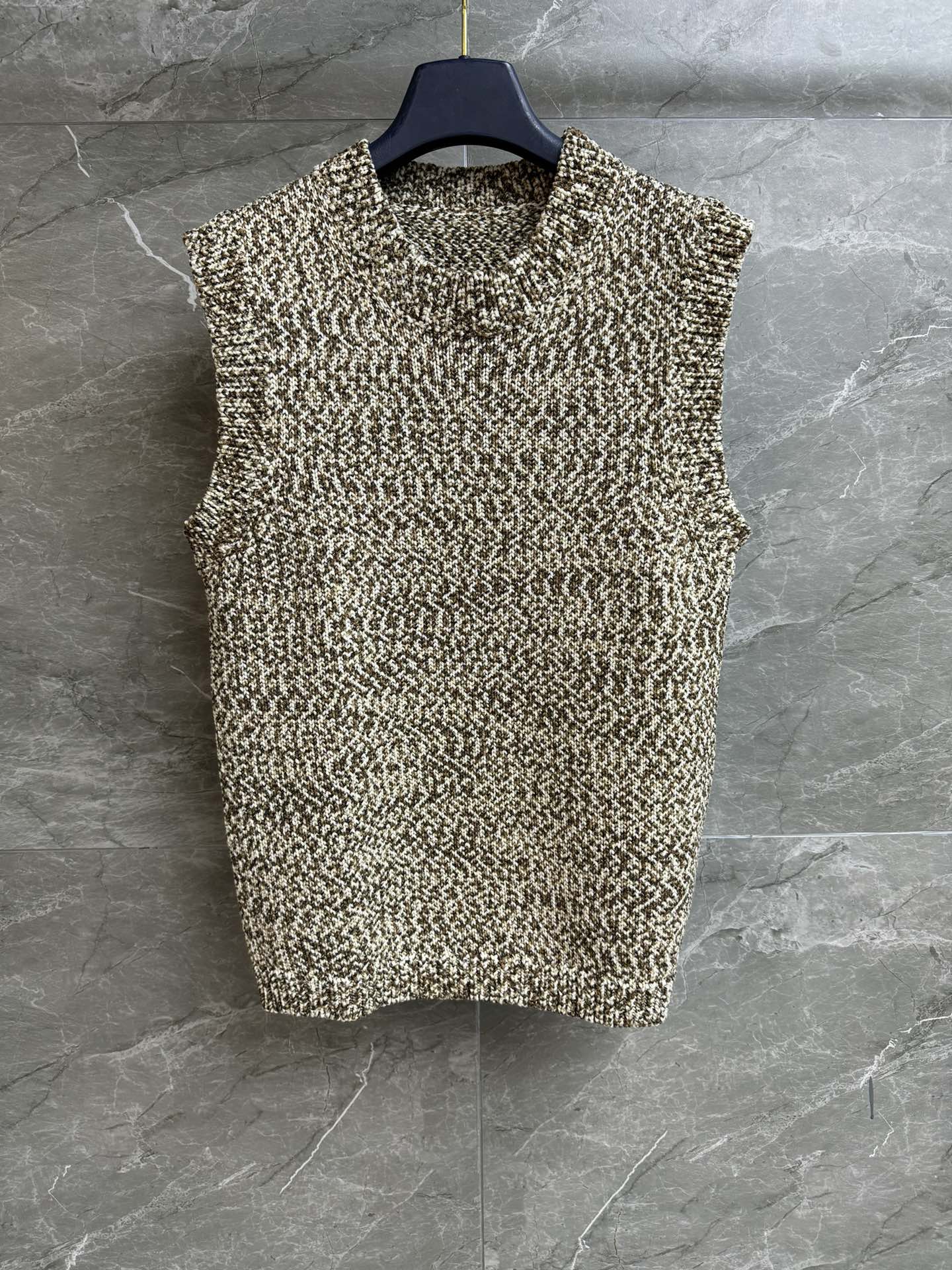 NO:697288,New model shipped in early spring. L family tweed knitted vest 2026 early spring series. Round neck sleeveless design. Logo leather label decoration on the back. Retro color matching. Cotton knitted fabric. Stiff and comfortable. Normal fit. The upper body is slim and elegant. Complete trademarks. Sizes SML, louis vuitton,19860909早春新款出货 L家粗花呢针织背心 2026早春系列 圆领无袖设计 后背logo皮标装饰点缀 配色复古高级 棉质针织面料 挺括舒适 正常版型 上身显瘦又气质 商标齐全 尺码SML,,louis vuitton,,Women's clothing