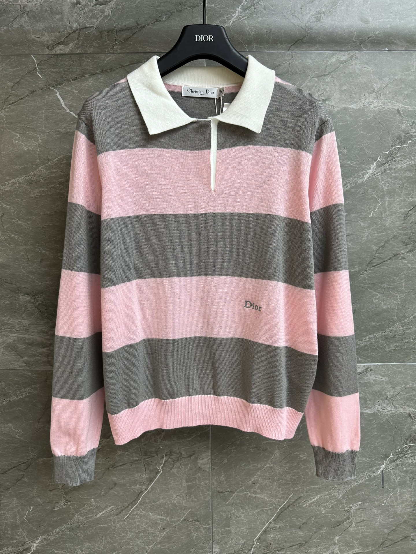 NO:695733,New styles for early spring are available. D's striped knitted Polo shirt 2026 spring and summer series. Classic Polo neckline. Classic letter logo embroidery embellishment. Striped color matching is fashionable and age-reducing. Cotton knitted fabric. Thin and comfortable. Loose fit. The upper body is slim and versatile. Complete trademarks. Size SML,,19860909早春新款上新啦 Ｄ家条纹针织Polo衫 2026春夏系列 经典Polo领领口 经典字母logo刺绣点缀 条纹拼色时髦减龄 棉质针织面料 轻薄舒适 宽松版型 上身显瘦又百搭 商标齐全 尺码SML,,,Women's clothing