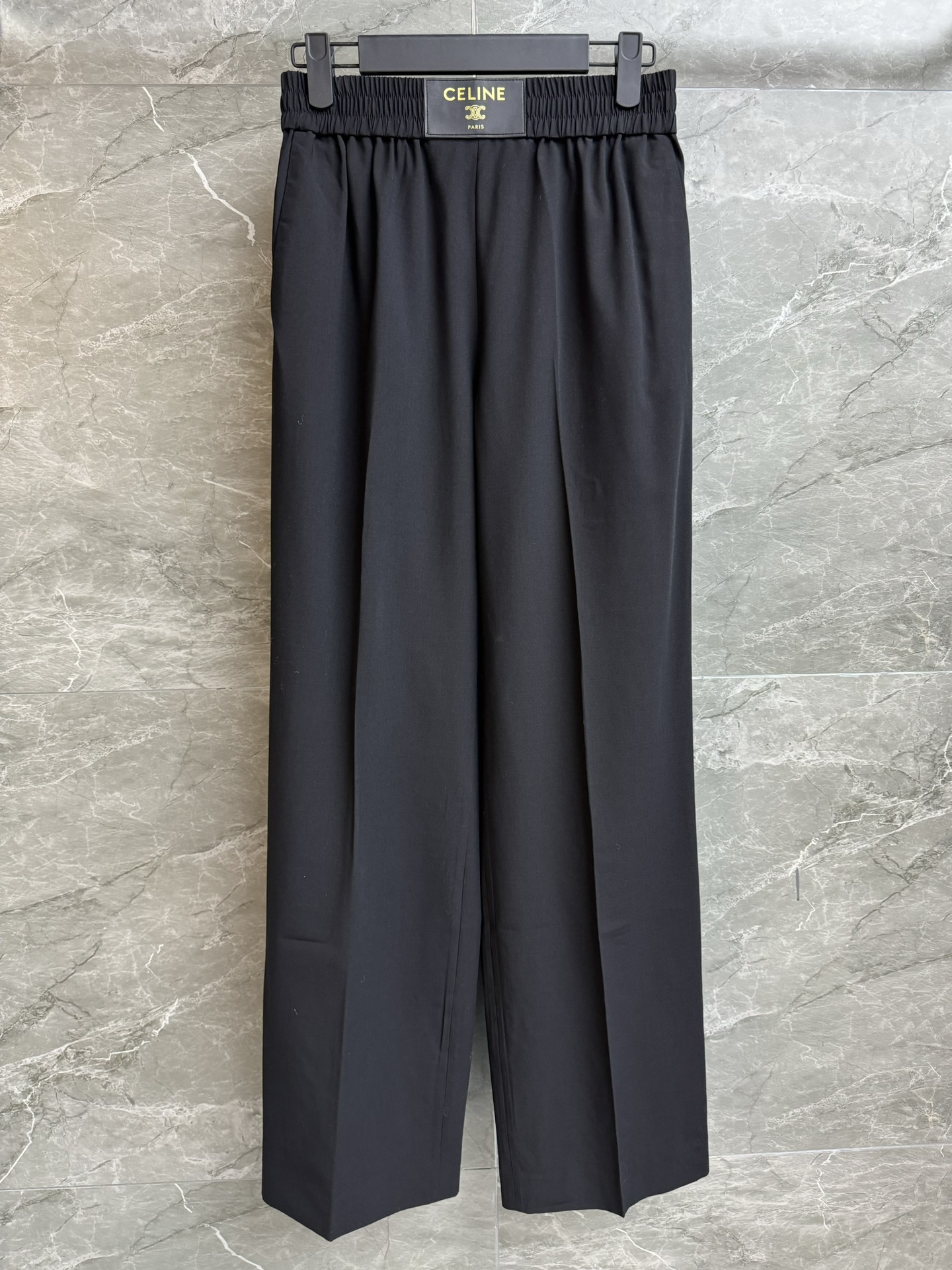 NO:696926,New style for early spring CL wool wide-leg pants 2026 early spring series Elastic waistband logo leather label decoration Simple and high-end worsted wool fabric Comfortable, crisp and stylish High-waisted wide-leg pants version The upper body is slim and versatile Complete trademarks Size SML,,19860909早春新款上新啦 CL羊毛阔腿裤 2026早春系列 松紧弹力腰头 logo皮标装饰点缀 简约又高级 精纺羊毛面料 舒适挺括有型 高腰阔腿裤版型 上身显瘦又百搭 商标齐全 尺码SML,,,Women's clothing