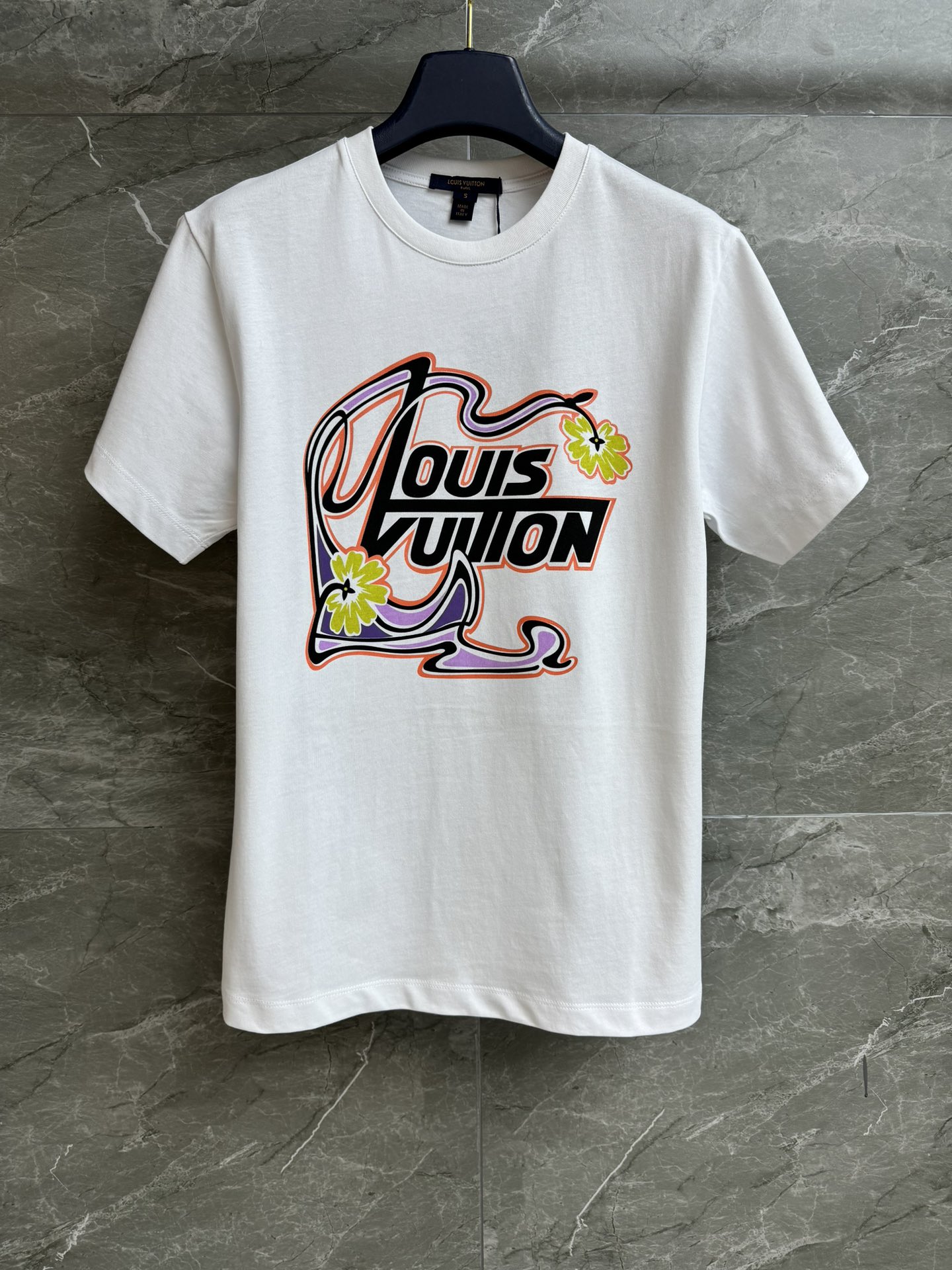 NO:697306,New styles for early spring have been shipped. L family floral letter printed T-shirt 2026 early spring series. Round ribbed neckline. Sleeve logo leather label decoration. Art Nouveau style logo printing pattern. Fashionable color matching to reduce age. Imported pure cotton fabric. Comfortable and breathable. Loose fit. The upper body is slim and elegant. Complete trademarks. Sizes SML, louis vuitton, tees, t-shirt,19860909早春新款出货啦 L家花卉字母印花T恤 2026早春系列 圆领罗纹领口 袖子logo皮标装饰 新艺术风格标识logo印花图案 配色时髦减龄 进口纯棉面料 舒适透气 宽松版型 上身显瘦又气质 商标齐全 尺码SML,,louis vuitton,tees，t-shirt,,Women's clothing