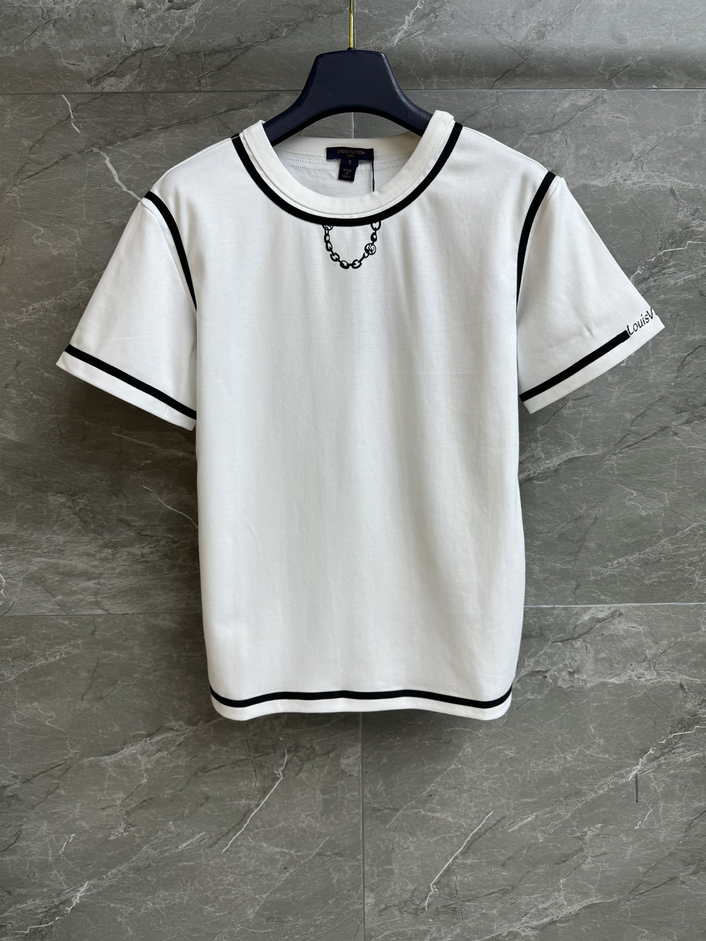 NO:697304,New models for early spring have been shipped. L's contrast printed T-shirts, 2026 early spring series, round ribbed neckline, cuffs with classic letter print pattern, black and white contrasting colors, casual and fashionable for age reduction, imported pure cotton fabric, comfortable and breathable, normal fit, slim upper body and versatile, complete trademarks, sizes SML, louis vuitton, tees, t-shirt,19860909早春新款出货啦 L家撞色印花T恤 2026早春系列 圆领罗纹领口 袖口经典字母印花图案 黑白撞色休闲时髦减龄 进口纯棉面料 舒适透气 正常版型 上身显瘦又百搭 商标齐全 尺码SML,,louis vuitton,tees，t-shirt,,Women's clothing