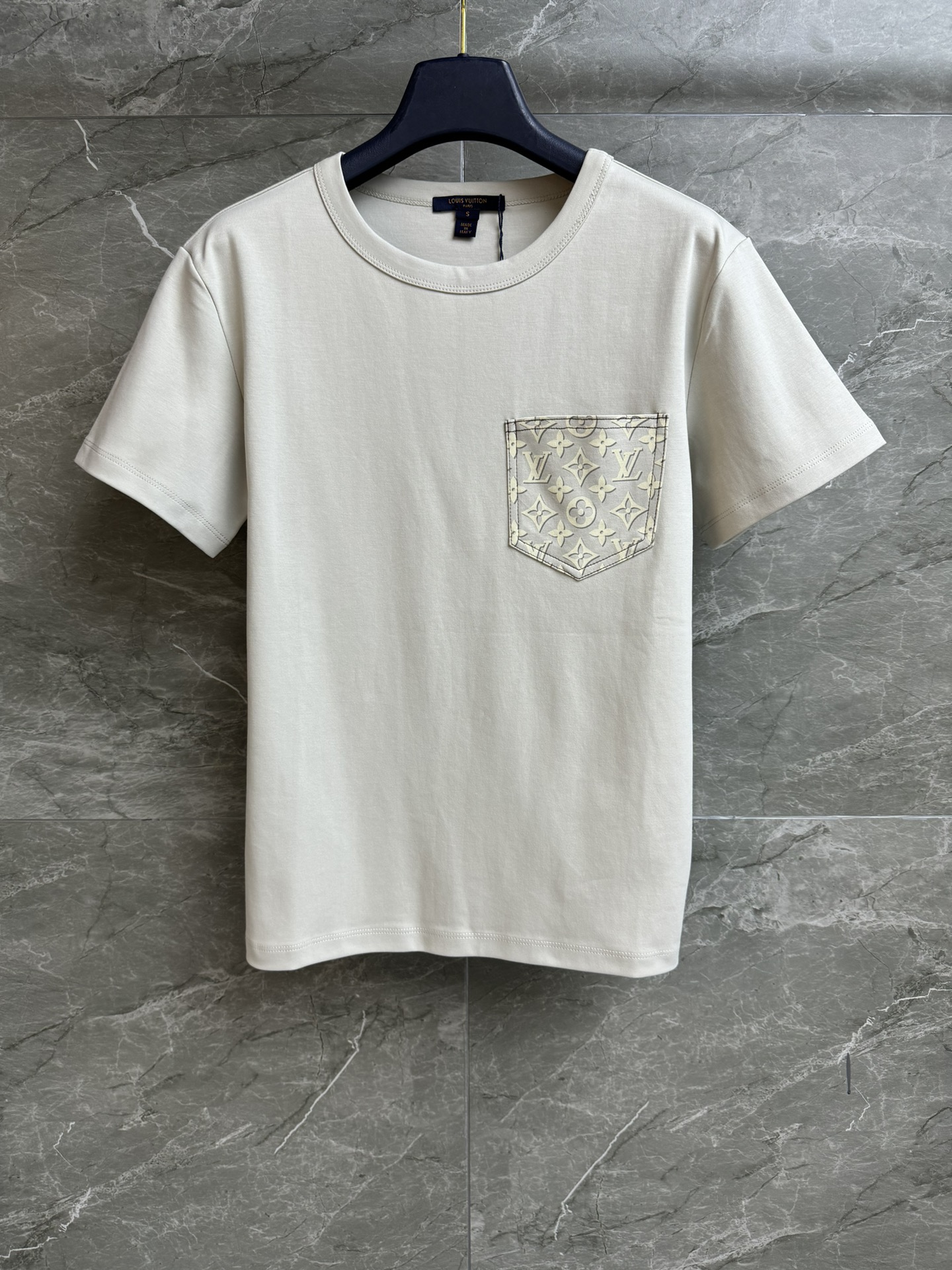 NO:697302,Early spring new models are shipping. L family pocket printed T-shirt 2026 early spring series. Round neck design. Classic logo printed splicing pockets. Simple, fashionable and advanced. Imported pure cotton fabric. Thick, comfortable and skin-friendly. Normal fit. The upper body is slim and versatile. Complete trademarks. Sizes SML, louis vuitton, tees, t-shirt,19860909早春新款出货啦 L家口袋印花T恤 2026早春系列 圆领领口设计 经典logo印花拼接口袋 简约时髦高级 进口纯棉面料 厚实舒适亲肤 正常版型 上身显瘦又百搭 商标齐全 尺码SML,,louis vuitton,tees，t-shirt,,Women's clothing