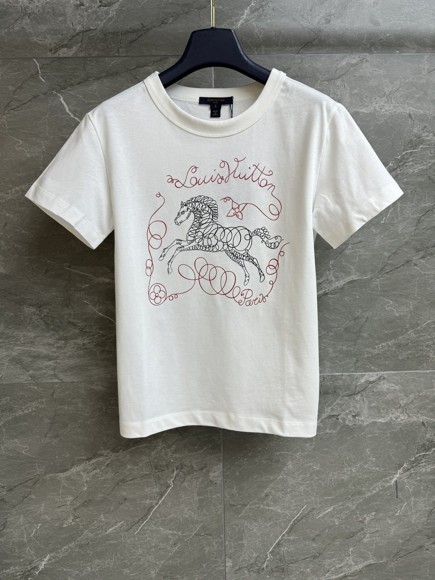 NO:697300,New models for early spring are shipping!  L's pony print T-shirt 2026 early spring series Round neck ribbed neckline Horse print surrounded by handwritten logo pattern Fashionable and age-reducing Imported pure cotton fabric Comfortable and skin-friendly Slim fit The upper body is slim and versatile Complete trademarks Sizes SML, louis vuitton, tees, t-shirt,19860909早春新款出货啦！ L家小马印花T恤 2026早春系列 圆领罗纹领口 俊马印花周围环绕手写体logo标识图案 时髦减龄 进口纯棉面料 舒适亲肤 修身版型 上身显瘦又百搭 商标齐全 尺码SML,,louis vuitton,tees，t-shirt,,Women's clothing