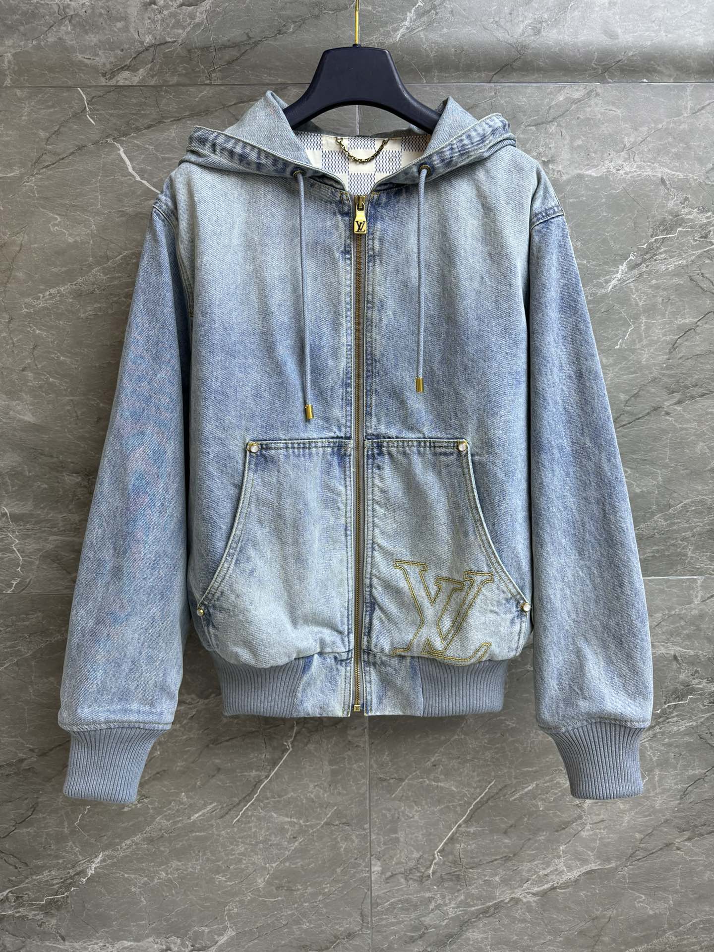 NO:697296,New styles for early spring are available. L's hooded denim jacket 2026 early spring series. Hooded zipper design. Pocket logo embroidery embellishment. Casual and fashionable. Retro washed denim fabric. Comfortable, wide and stylish. Loose fit. The upper body is slim and versatile. Complete trademarks. Sizes SML, Louis Vuitton, jackets & coats, hats,19860909早春新款上新啦 L家连帽牛仔外套 2026早春系列 连帽拉链设计 口袋logo刺绣点缀 休闲时髦 复古水洗牛仔面料 舒适挺阔有型 宽松版型 上身显瘦又百搭 商标齐全 尺码SML,,louis vuitton,jackets & coats,hats,,Women's clothing