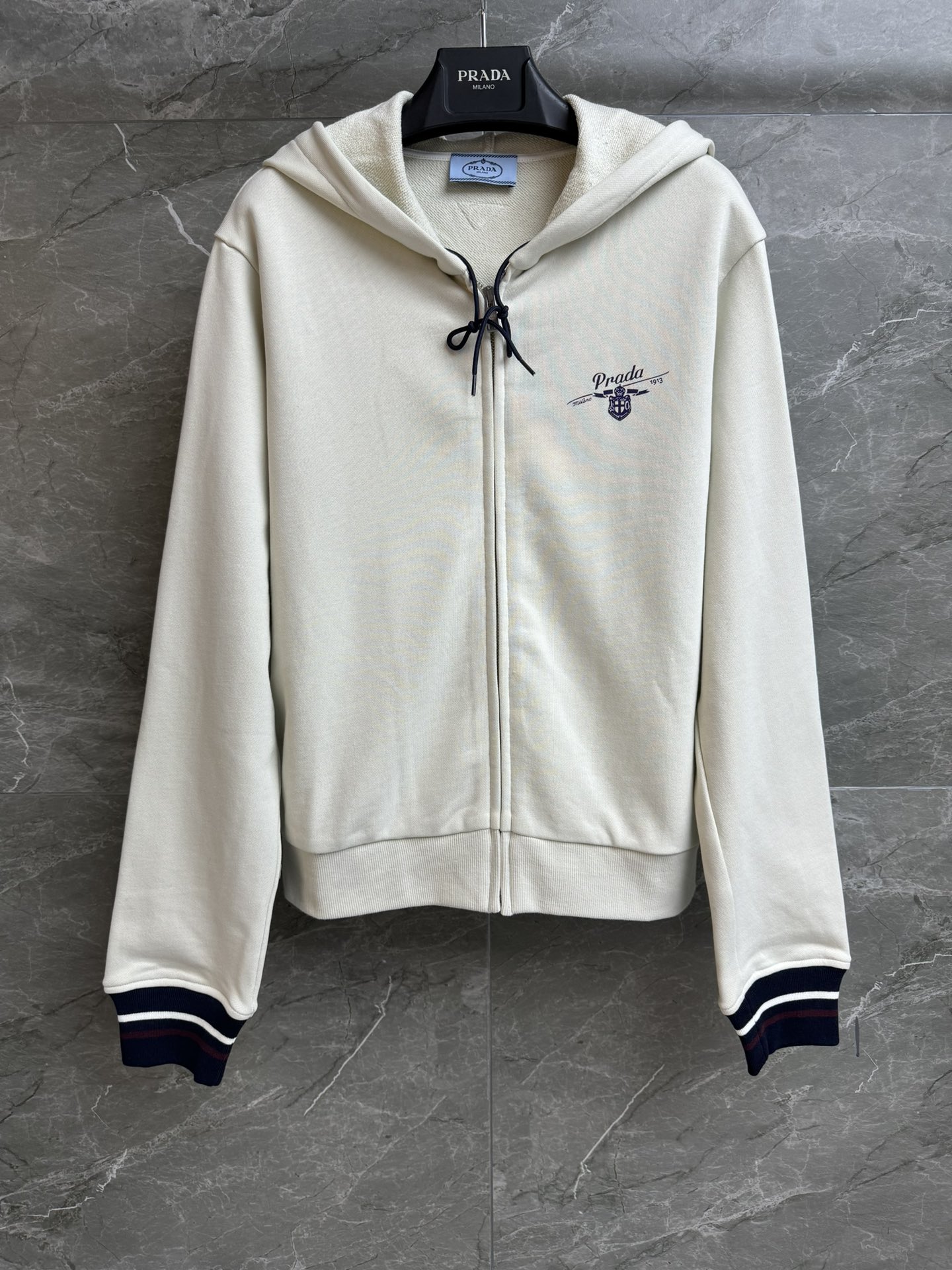 NO:697292,New styles for early spring are available. P’s college-style zipper sweatshirt 2026 early spring series. Hooded zipper design. Classic logo print embellishment. Off-white with contrasting cuffs. Retro and a bit playful. Customized terry sweatshirt fabric. Soft and comfortable. Loose fit. The upper body is slim and lazy. Sizes are SML, hoodie, sweatshirts, hats,19860909早春新款上新啦 P家学院风拉链卫衣 2026早春系列 连帽拉链设计 经典logo印花点缀 米白色搭配撞色袖口 复古又带点俏皮 定制毛圈卫衣面料 软糯舒适 宽松版型 上身显瘦又慵懒 尺码SML,,hoodie,sweatshirts,hats,,Women's clothing