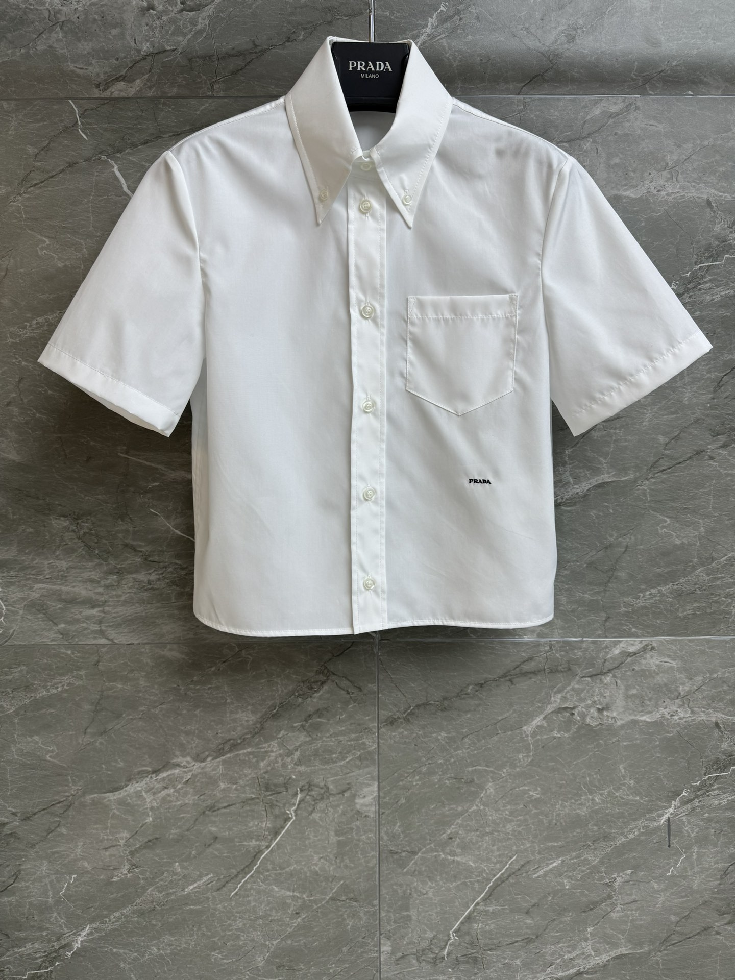 NO:697290,The new style for early spring is new. P's white short-sleeved shirt 2026 early spring series. Single-breasted shirt collar design. Letter logo embroidery on the hem. Breaks the monotony. Simple and advanced. Customized cotton poplin material. Comfortable and breathable. Short version. The upper body is slim and versatile. Complete trademarks. Sizes SML, shirts, T-shirt,19860909早春新款上新啦 P家白色短袖衬衣 2026早春系列 衬衫领单排扣设计 下摆字母logo刺绣点缀 打破单调感 简约高级 定制棉府绸材质 舒适透气 短款版型 上身显瘦又百搭 商标齐全 尺码SML,,shirts,T-shirt,,Women's clothing