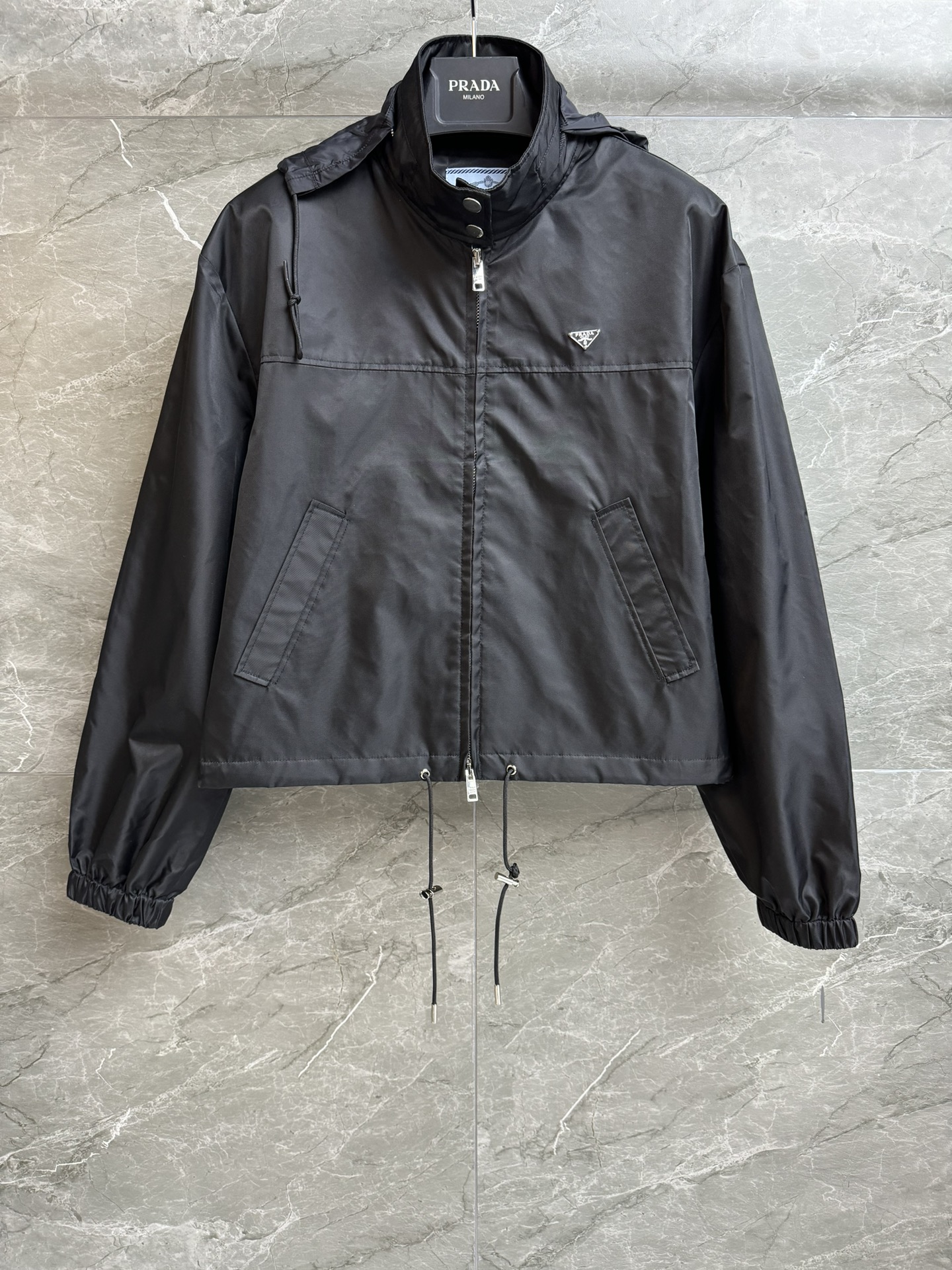 NO:697286,New styles for early spring are available. P's nylon short jacket, 2026 early spring series, stand-up collar and hooded design, classic triangle logo embellishment, simple and advanced, imported recycled nylon fabric, short version, upper body looks slim and fashionable, customized hardware logo complete, sizes SML,, jackets & coats, hats,19860909早春新款上新啦 P家尼龙短款外套 2026早春系列 立领连帽设计 经典三角logo徽标点缀 简约又高级 进口再生尼龙面料 短款版型 上身显瘦又时髦 定制五金logo齐全 尺码SML,,jackets & coats,hats,,Women's clothing