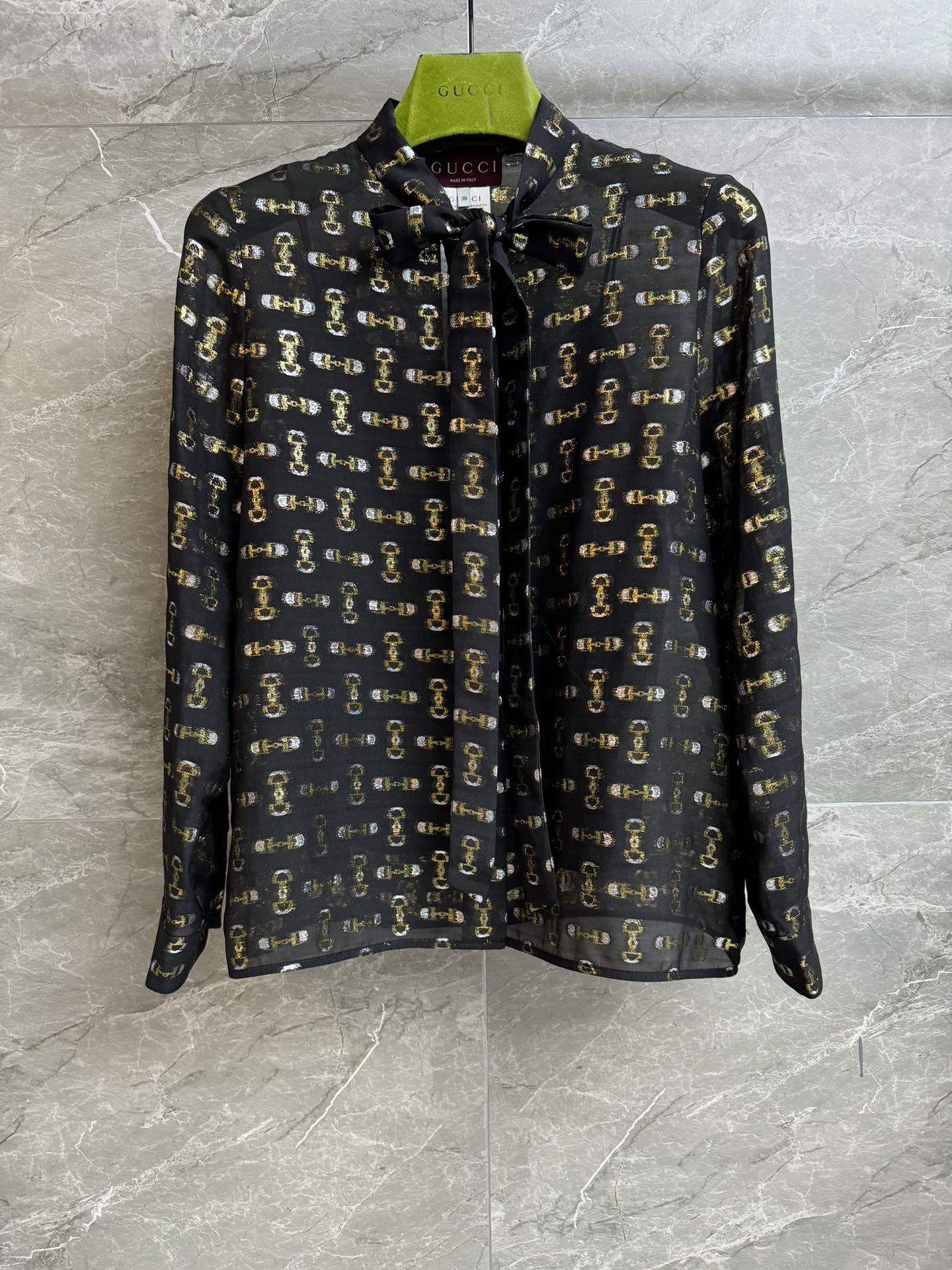 NO:697278,New autumn and winter new styles G horse bit silk shirt 2025 autumn and winter series Ribbon tie collar Classic horse bit pattern Glittery retro and high-end Customized mulberry silk shredded fabric Light, comfortable and textured Comes with suspenders Normal fit The upper body looks slim and elegant Complete trademarks Sizes SML, gucci, shirts,19860909秋冬新款上新啦 G家马衔扣丝质衬衫 2025秋冬系列 飘带系带领口 经典马衔扣图案 金光闪闪 复古又高级 定制桑蚕丝切丝面料 轻薄舒适有质感 配有吊带 正常版型 上身显瘦又气质 商标齐全 尺码SML,,gucci,shirts,,Women's clothing