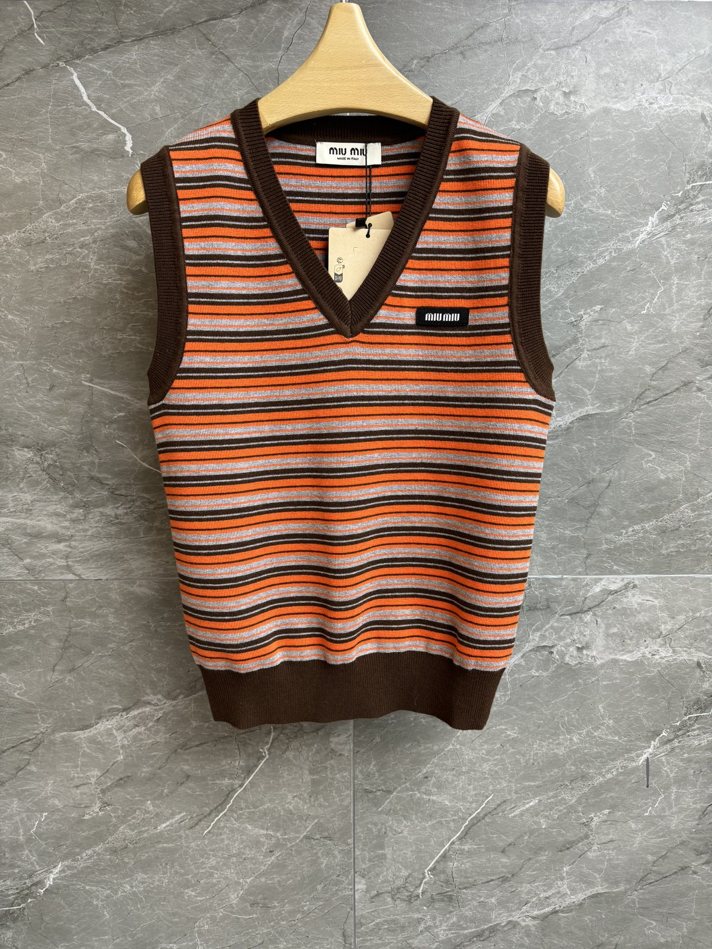 NO:697661,The new model for early spring has been shipped. Miu striped knitted vest 2026 early spring series. Temperament V-neck neckline. Letter logo patch embroidery embellishment. Retro stripe contrasting color. Wool knitted fabric. Soft and comfortable. Slim fit. The upper body is slim and versatile. Complete trademarks. Sizes SML,,miumiu,19860909早春新款出货啦 Miu条纹针织背心 2026早春系列 气质V领领口 字母logo贴布刺绣点缀 复古条纹撞色 羊毛针织面料 柔软舒适 修身版型 上身显瘦又百搭 商标齐全 尺码SML,,miumiu,,Women's clothing