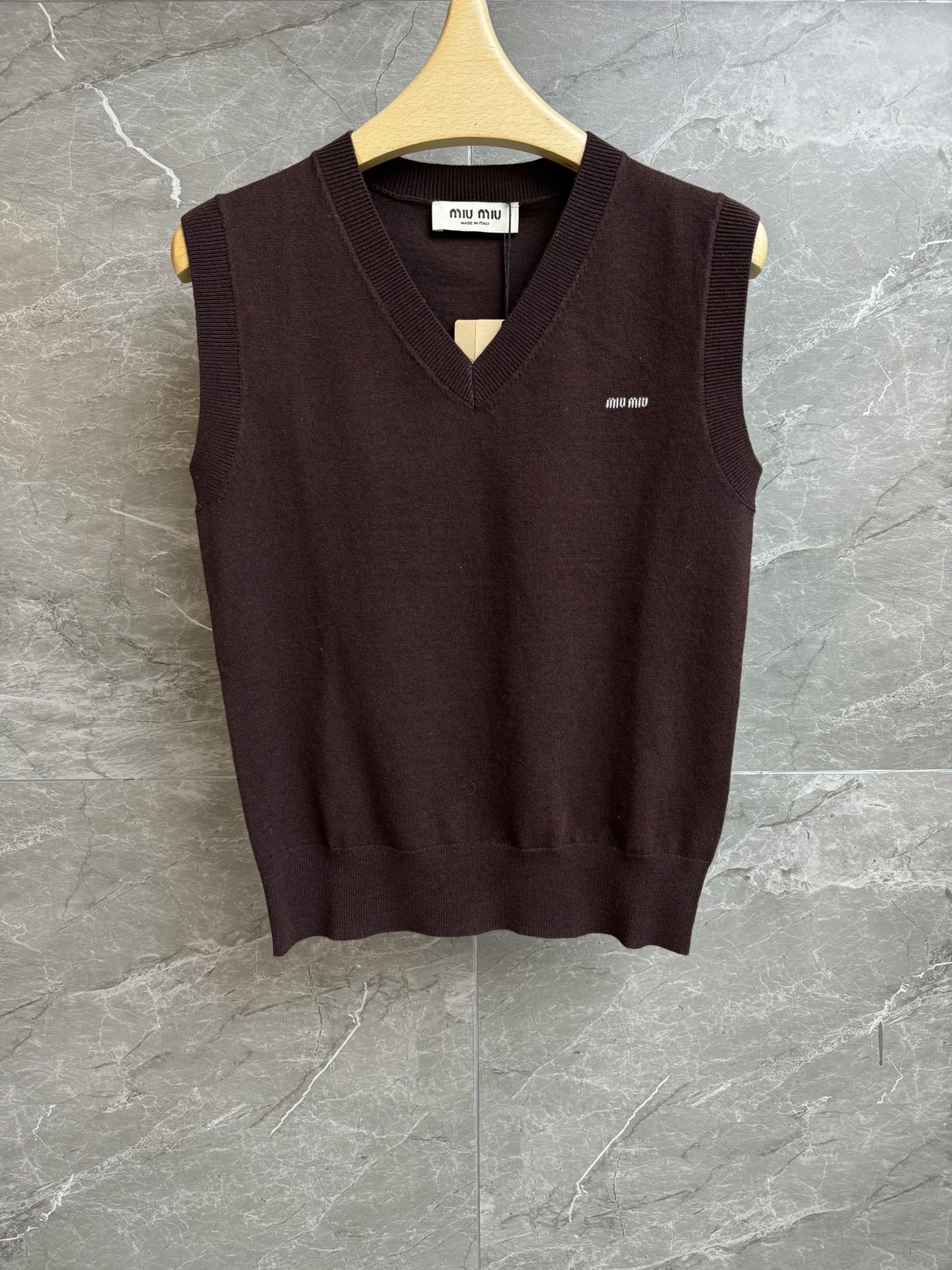 NO:697656,The new style of early spring has been shipped. Miu coffee-colored wool vest 2026 early spring series. Temperament V-neck neckline. Letter logo intarsia pattern embellishment. Retro coffee color. Simple and high-end. Wool knitted fabric. Soft and comfortable. Slim fit. The upper body is slim and versatile. Complete trademarks. Sizes SML,,miumiu,19860909早春新款出货啦 Miu咖色羊毛背心 2026早春系列 气质V领领口 字母logo嵌花图案点缀 复古咖配色 简约高级 羊毛针织面料 柔软舒适 修身版型 上身显瘦又百搭 商标齐全 尺码SML,,miumiu,,Women's clothing