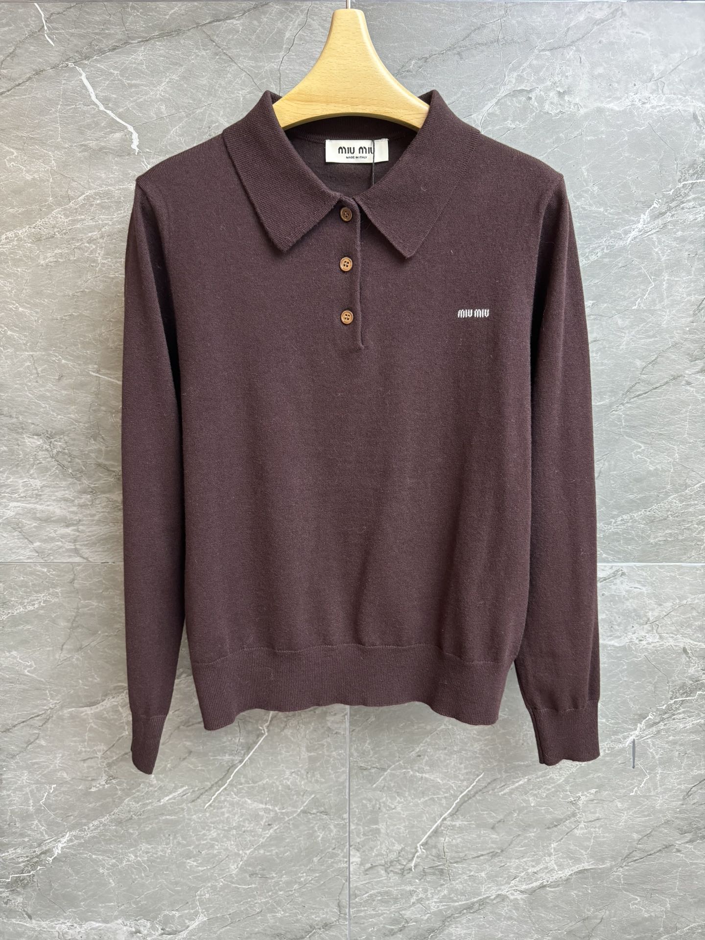 NO:697653,The new model for early spring has been shipped. Miu brown knitted polo shirt 2026 early spring series. Classic polo collar design. Letter logo intarsia pattern embellishment. Brown color matching, retro and high-end. Wool knitted fabric. Comfortable and skin-friendly. Normal fit. The upper body is slim and versatile. Complete trademarks. Sizes SML,,miumiu,19860909早春新款出货啦 Miu咖色针织polo衫 2026早春系列 经典polo领设计 字母logo嵌花图案点缀 咖色配色复古高级 羊毛针织面料 舒适亲肤 正常版型 上身显瘦又百搭 商标齐全 尺码SML,,miumiu,,Women's clothing