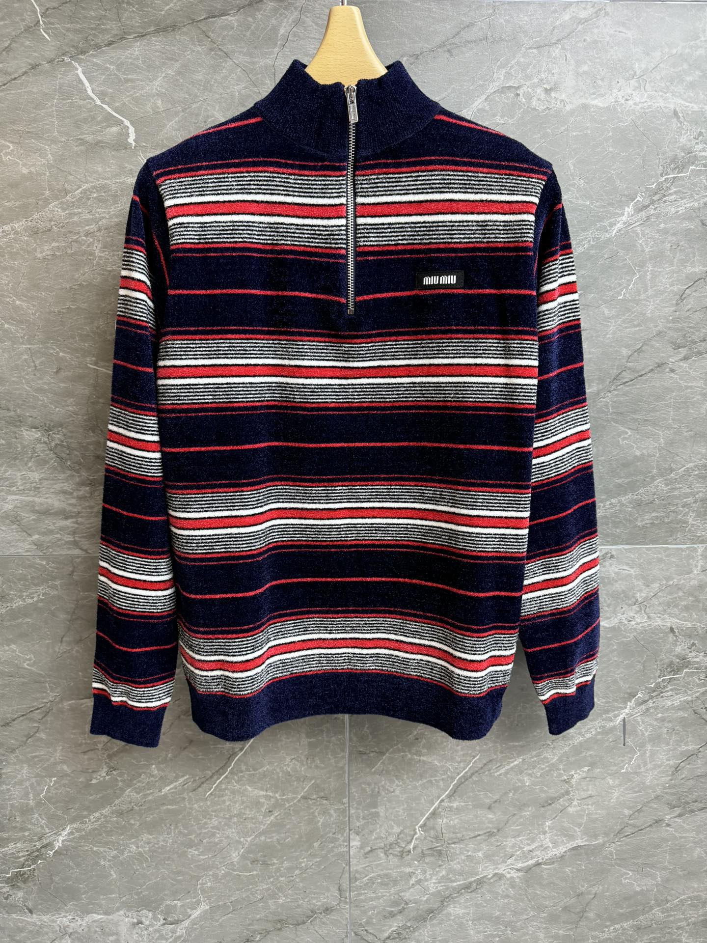 NO:697651,New style for early spring. Miu striped contrast polo shirt 2026 early spring series. Stand-up collar and half zipper design. Patch letter logo embroidery embellishment. Blue and red stripes contrasting colors. Retro and fashionable. Circle yarn towel fabric. Soft and comfortable. Normal fit. The upper body is slim and versatile. Complete trademarks. Sizes SML,,miumiu,19860909早春新款上新啦 Miu条纹撞色polo衫 2026早春系列 立领半拉链设计 贴布字母logo刺绣点缀 蓝红条纹撞色 复古时髦 圈圈纱线毛巾面料 软糯舒适 正常版型 上身显瘦又百搭 商标齐全 尺码SML,,miumiu,,Women's clothing