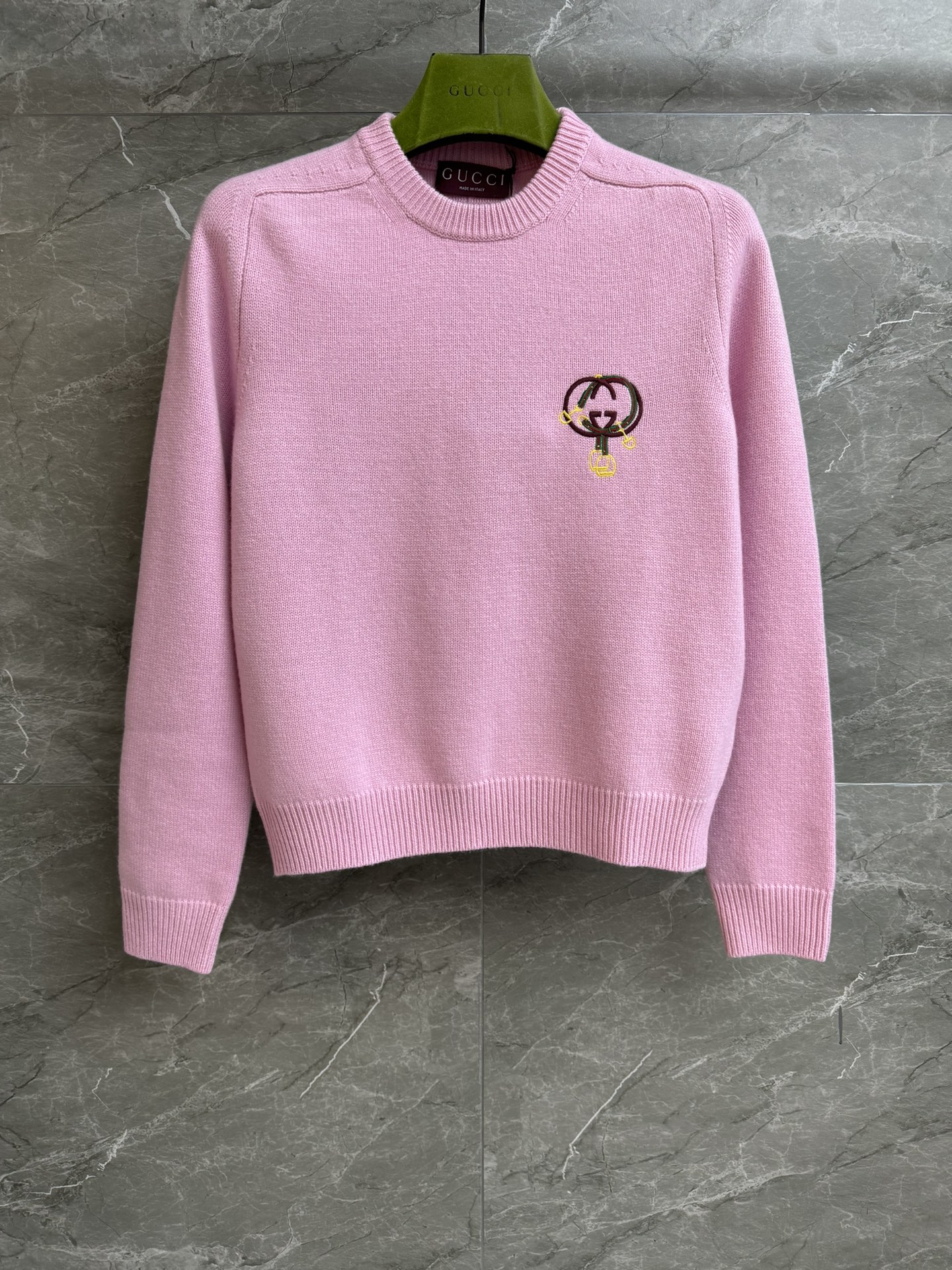 NO:708134,New models for early spring are shipping!  G pink stirrup sweater Chinese New Year series Round neck ribbed collar Interlocking double G stirrup embroidery embellishment Pink color matching is fashionable and age-reducing Wool and cashmere blended fabric Warm, comfortable and skin-friendly Normal fit The upper body is slim and versatile Complete trademarks Sizes SMLXL,,gucci,sweaters,19860909早春新款出货啦！ G家粉色马蹬毛衣 中国新年系列 圆领罗纹领口 互扣式双G马蹬刺绣点缀 粉色系配色时髦减龄 羊毛羊绒混纺面料 保暖舒适亲肤 正常版型 上身显瘦又百搭 商标齐全 尺码SMLXL,,gucci,sweaters,,Women's clothing