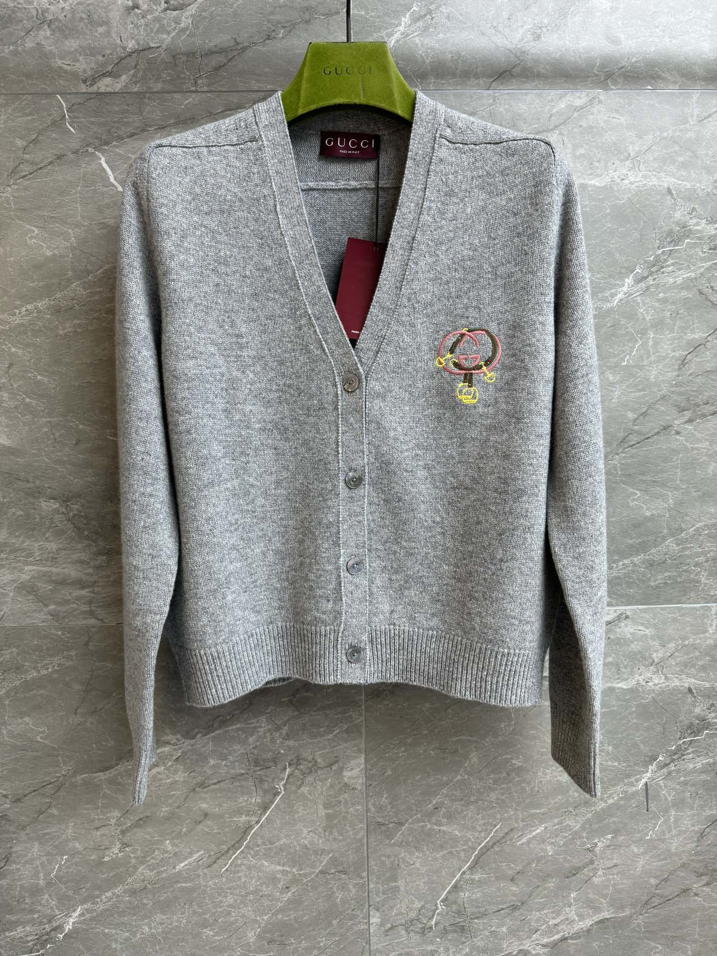 NO:708131,New models for early spring are shipping!  G family gray stirrup sweater Chinese New Year series V-neck single-breasted design Interlocking double G stirrup embroidery decoration High-end gray color fashionable and stylish Wool cashmere blended fabric Warm, comfortable and skin-friendly Normal fit The upper body is slim and versatile Complete trademarks Sizes SMLXL,,gucci,sweaters,19860909早春新款出货啦！ G家灰色马蹬毛衣 中国新年系列 V领单排扣设计 互扣式双G马蹬刺绣点缀 高级灰配色 时髦洋气 羊毛羊绒混纺面料 保暖舒适亲肤 正常版型 上身显瘦又百搭 商标齐全 尺码SMLXL,,gucci,sweaters,,Women's clothing