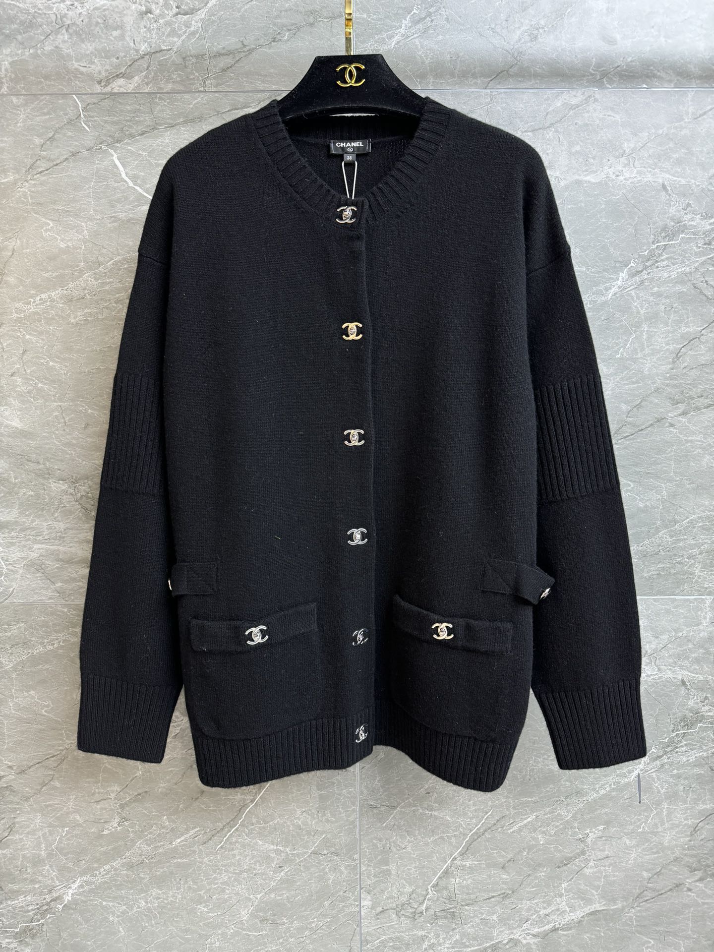 NO:708127,The high version has been shipped. Xiangjia bag button long cardigan. Autumn and winter preview series. Round ribbed neckline. CC bag buckle decoration. Retro, simple and high-end. Cashmere blended fabric. Soft and comfortable feel. Loose fit. Easy to wear. Lazy and versatile. Complete trademarks. Comes with cloth bag. Size SML,,chanel,19860909高版本出货啦 香家书包扣长款开衫 秋冬预告系列 圆领罗纹领口 CC书包扣装饰点缀 复古简约高级 羊绒混纺面料 手感软糯舒适 宽松版型 不挑人穿 慵懒百搭 商标齐全 配有布袋 尺码SML,,chanel,,Women's clothing