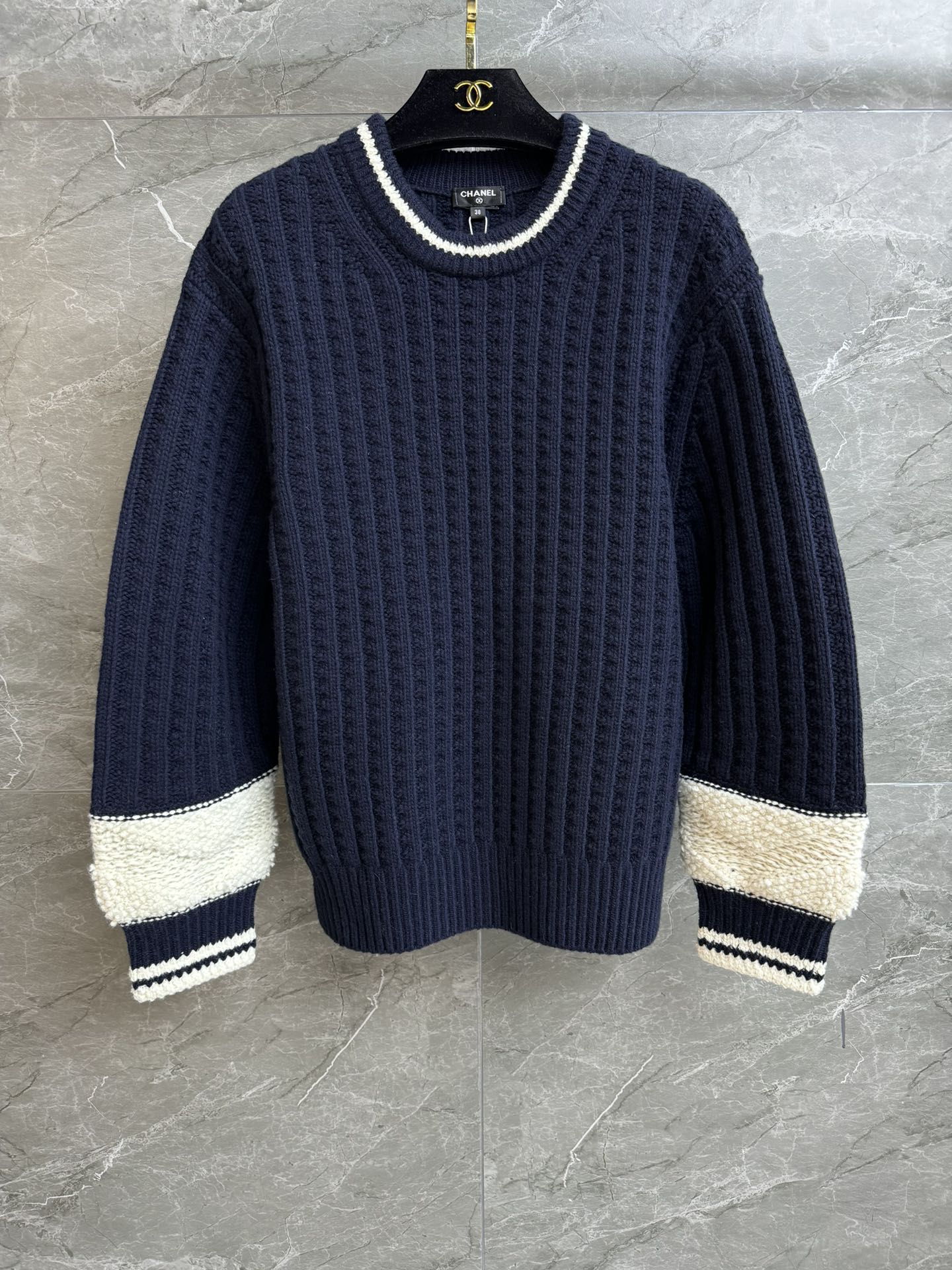 NO:708123,The higher version has been shipped. Xiangjia round neck contrasting sweater 2025 ski series. Round ribbed neckline. Double C decoration on the back. Blue and white contrasting colors are fashionable and eye-catching. Wool knitted fabric. Thick and warm. Loose fit. The upper body looks slim and elegant. Complete trademarks. Comes with cloth bag. Sizes SML,,chanel,sweaters,19860909高版本出货啦 香家圆领撞色毛衣 2025滑雪系列 圆领罗纹领口 后背双C装饰点缀 蓝白撞色时尚吸睛 羊毛针织面料 厚实保暖 宽松版型 上身显瘦又气质 商标齐全 配有布袋 尺码SML,,chanel,sweaters,,Women's clothing