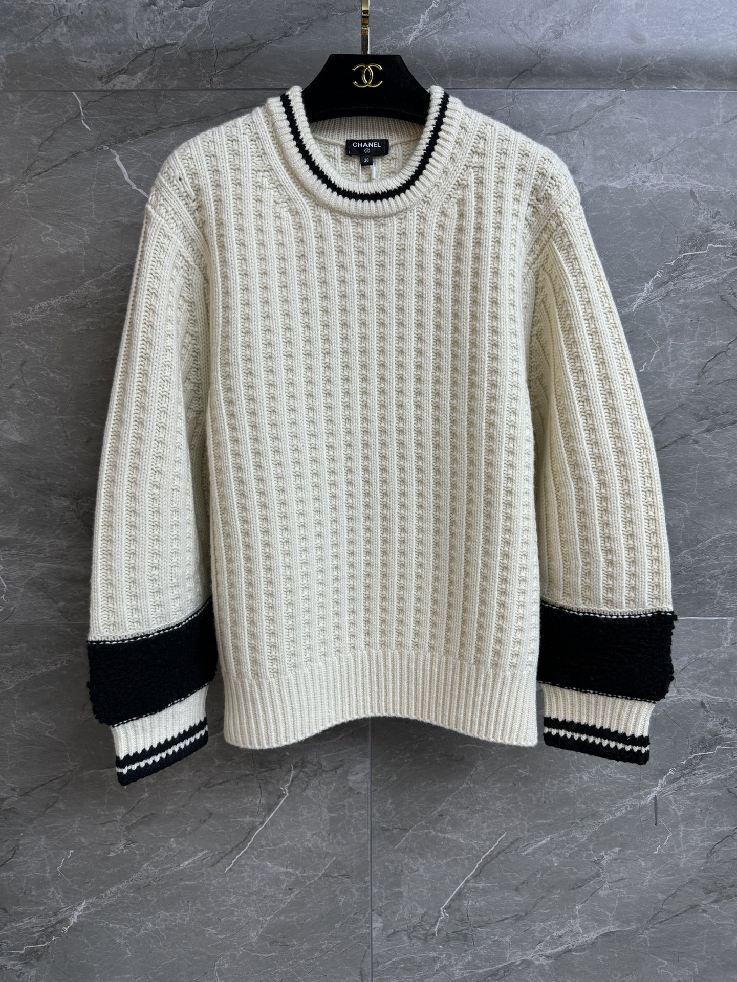 NO:708121,The higher version has been shipped. Xiangjia round neck contrasting sweater 2025 ski series. Round ribbed neckline. Double C decoration on the back. Black and white contrasting colors are fashionable and eye-catching. Wool knitted fabric. Thick and warm. Loose fit. The upper body looks slim and elegant. Complete trademarks. Comes with cloth bag. Sizes SML,,chanel,sweaters,19860909高版本出货啦 香家圆领撞色毛衣 2025滑雪系列 圆领罗纹领口 后背双C装饰点缀 黑白撞色时尚吸睛 羊毛针织面料 厚实保暖 宽松版型 上身显瘦又气质 商标齐全 配有布袋 尺码SML,,chanel,sweaters,,Women's clothing