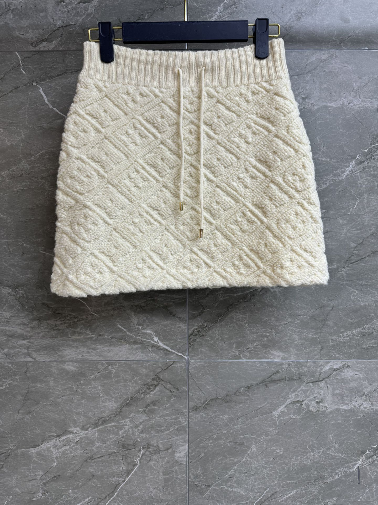 NO:708117,The new model for early spring is now available. L family beige embossed skirt 2026 early spring series. Elastic tie design at the waist. The whole body adopts embossed logo technology. Exquisite three-dimensional off-white color, gentle and high-end. Wool and cashmere blended fabric. Thick and comfortable A-line skirt version. The upper body is slim and versatile. Complete trademarks. Sizes: sml, louis vuitton, skirts,19860909早春新款出货啦 L家米色压花半裙 2026早春系列 腰部松紧系带设计 整体采用浮雕logo压花工艺 精致立体 米白色配色温柔高级 羊毛羊绒混纺面料 厚实舒适 A字裙版型 上身显瘦又百搭 商标齐全 尺码sml,,louis vuitton,skirts,,Women's clothing