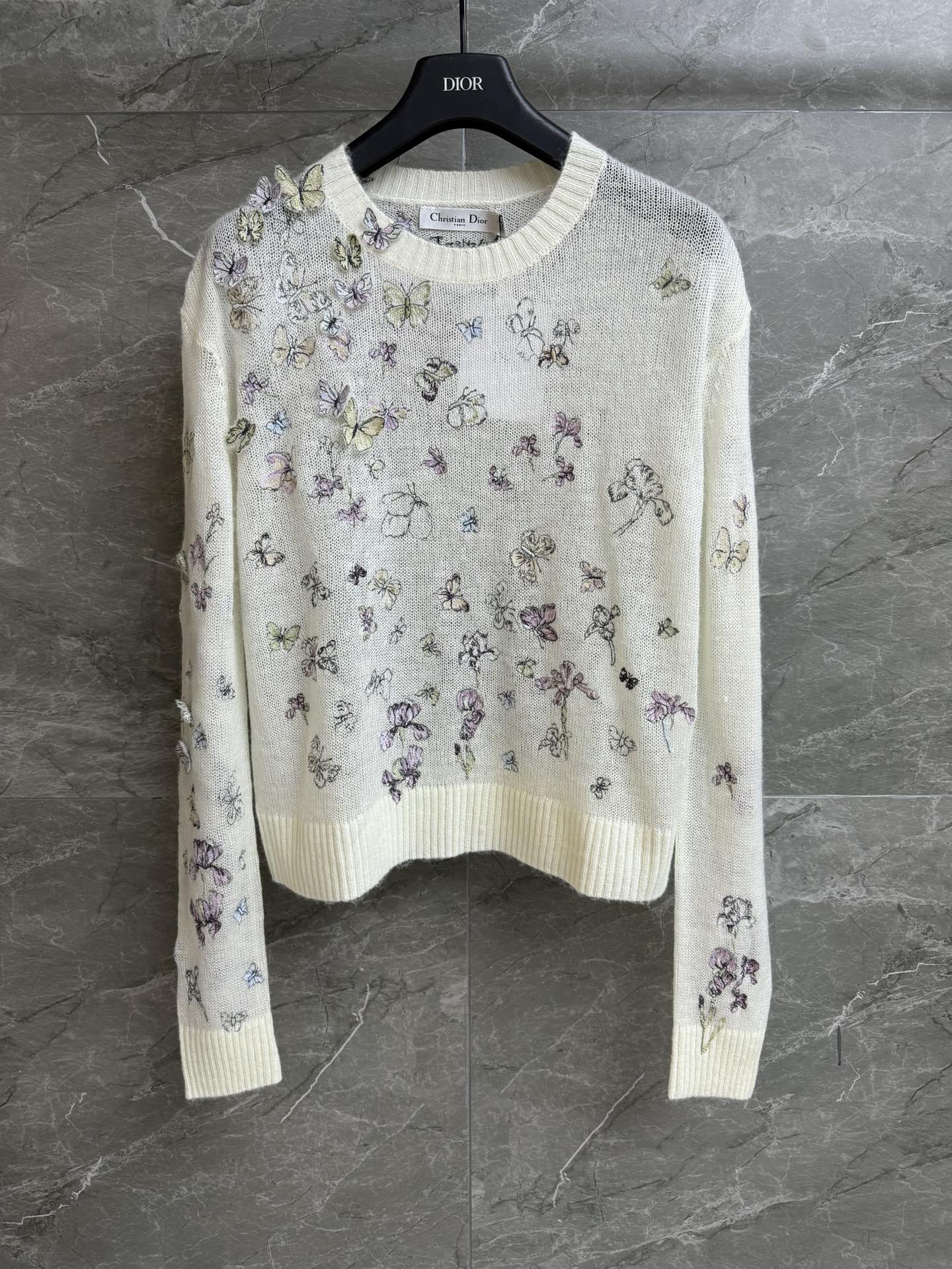 NO:708506,New models for early spring are on the way. D's three-dimensional butterfly embroidered sweater 2026 early spring series Round neck design Fantasy colorful butterfly embroidery pattern Exquisite three-dimensional cashmere blended knitted fabric Light, comfortable and breathable Loose version The upper body looks slim and elegant Complete trademarks Sizes SML, dior, sweaters,19860909早春新款出货啦 D家立体蝴蝶刺绣毛衣 2026早春系列 圆领领口设计 梦幻彩色蝴蝶刺绣图案 精致立体 羊绒混纺针织面料 轻薄舒适透气 宽松版 上身显瘦又气质 商标齐全 尺码SML,,dior,sweaters,,Women's clothing