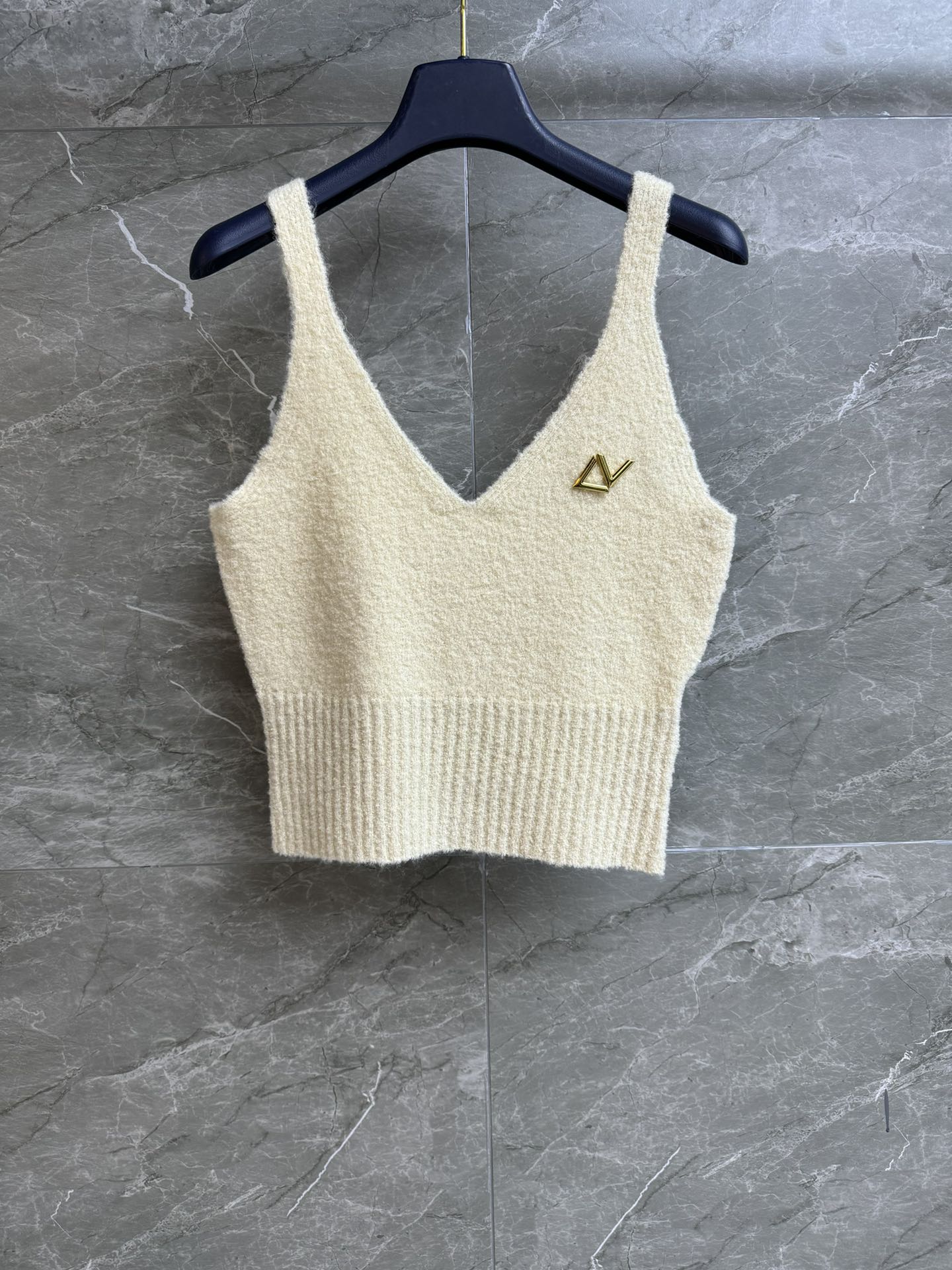 NO:708492,New styles for early spring are available. L's V-neck camisole 2026 spring and summer series. Temperamental V-neck design. Metal logo decoration on the chest. Simple and high-end. Low-key luxury. Customized wool blend fabric. Flexible and comfortable. Short slim fit. The upper body looks slim and fashionable. Complete trademarks. Sizes SML, Louis Vuitton,19860909早春新款上新啦 L家V领吊带背心 2026春夏系列 气质V领设计 胸前logo金属徽标装饰点缀 简约高级 低调奢华 定制羊毛混纺面料 柔韧舒适 短款修身版型 上身显瘦又时髦 商标齐全 尺码SML,,louis vuitton,,Women's clothing