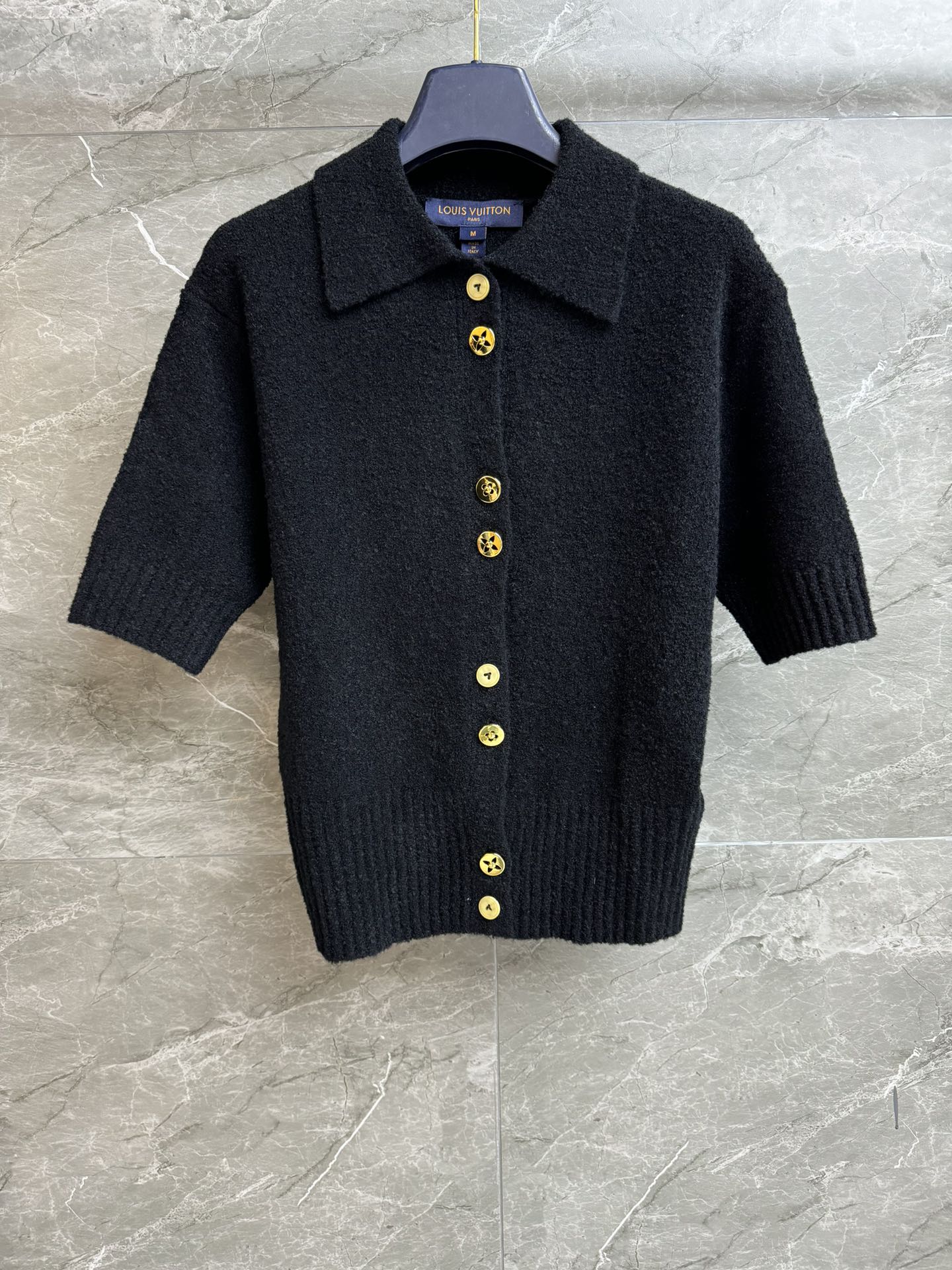 NO:708495,New styles for early spring are available. L's button knitted short sleeves 2026 spring and summer series. Single-breasted lapel design. Metal flower button embellishment. Simple and elegant. Customized wool blend fabric. Flexible and comfortable. Slim fit. The upper body is slim and elegant. Complete trademarks. Sizes SML, Louis Vuitton, T-shirt,19860909早春新款上新啦 L家纽扣针织短袖 2026春夏系列 翻领单排扣设计 金属花卉纽扣点缀 简约大气高级 定制羊毛混纺面料 柔韧舒适 修身版型 上身显瘦又气质 商标齐全 尺码SML,,louis vuitton,T-shirt,,Women's clothing