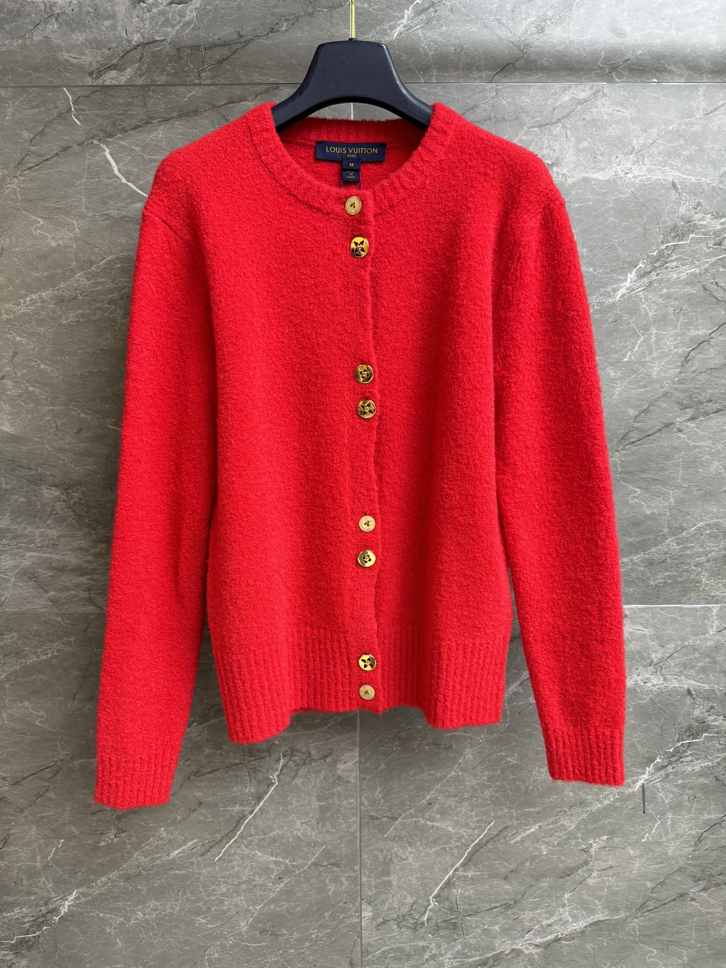 NO:708499,New styles for early spring are available. L's button knitted cardigan 2026 spring and summer series. Round neck single-breasted design. Metal flower button embellishment. Simple and elegant. Customized wool blend fabric. Flexible and comfortable. Slim fit. The upper body is slim and elegant. Complete trademarks. Sizes SML, Louis Vuitton,19860909早春新款上新啦 L家纽扣针织开衫 2026春夏系列 圆领单排扣设计 金属花卉纽扣点缀 简约大气高级 定制羊毛混纺面料 柔韧舒适 修身版型 上身显瘦又气质 商标齐全 尺码SML,,louis vuitton,,Women's clothing