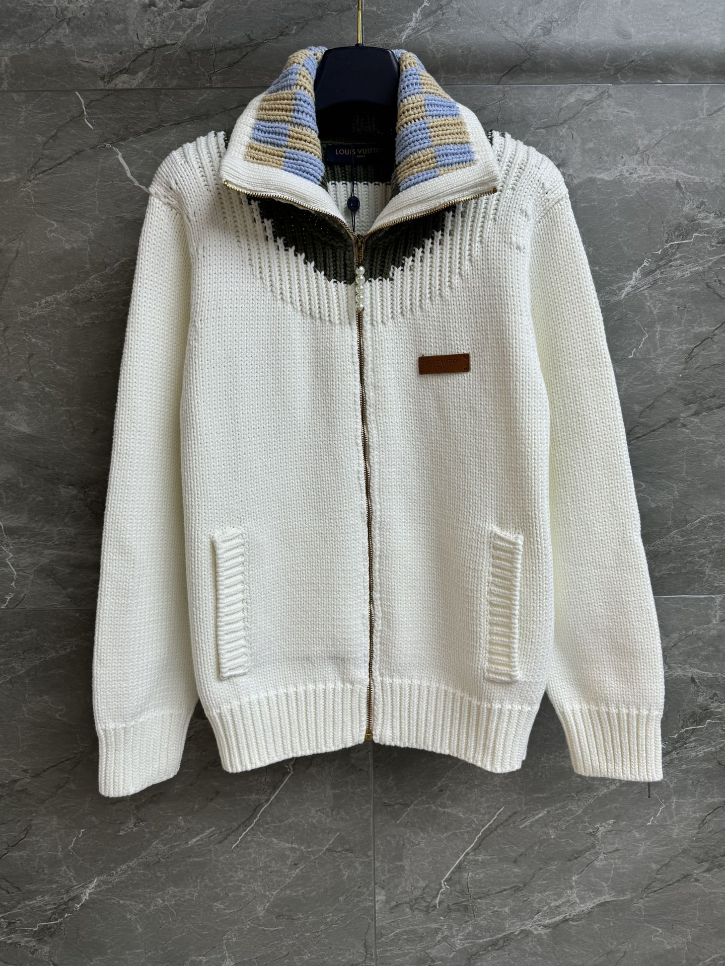 NO:708509,The new model for early spring has been shipped. L's milk white wool cardigan 2026 early spring series. Colorful plaid jacquard design on the collar. Logo leather decoration on the chest. Logo logo on the back. High-end and fashionable. Wool knitted fabric. Thick and comfortable. Normal fit. The upper body looks thin and elegant. Complete trademarks. Sizes SML, Louis Vuitton,19860909早春新款出货啦 L家奶白色羊毛开衫 2026早春系列 衣领彩色格纹提花设计 胸前logo皮革装饰 后背饰有logo标志 高级时髦 羊毛针织面料 厚实舒适 正常版型 上身显瘦又气质 商标齐全 尺码SML,,louis vuitton,,Women's clothing