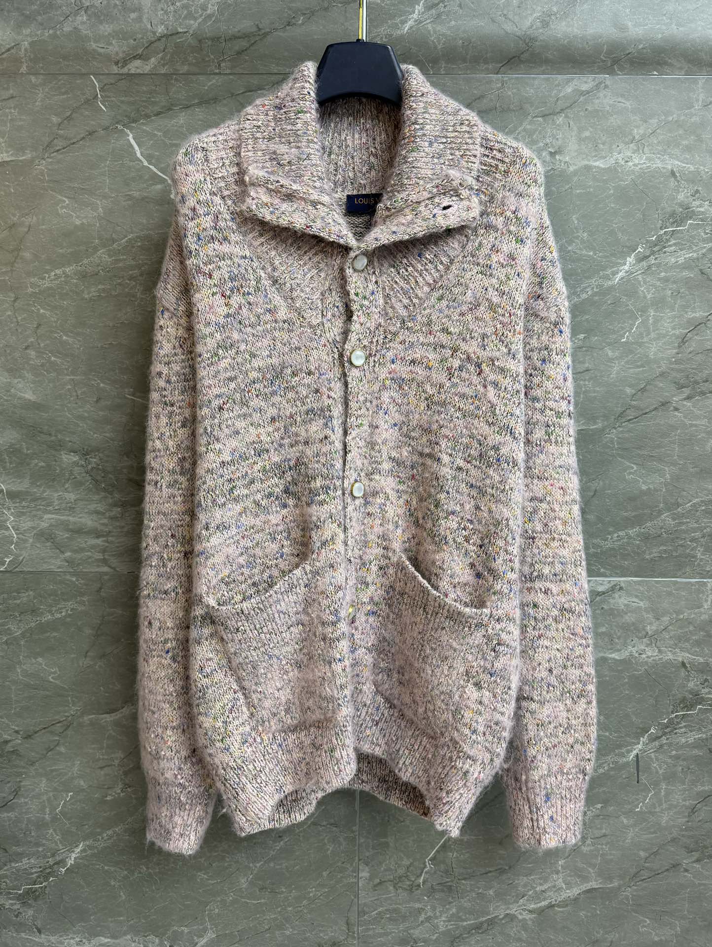 NO:708505,The new style of early spring has been shipped. L's gray-pink knitted cardigan 2026 spring and summer series. Single-breasted lapel design. Woolen yarn creates a mottled tweed effect. Gray-pink color. Gentle, fashionable and age-reducing. Mohair blended fabric. Soft and comfortable. Loose fit. The upper body is slim and versatile. Complete trademarks. Sizes SML, Louis Vuitton,19860909早春新款出货啦 L家灰粉色针织开衫 2026春夏系列 翻领单排扣设计 粗纺纱线织出斑驳粗花呢效果 灰粉色配色 温柔时髦减龄 马海毛混纺面料 柔软舒适 宽松版型 上身显瘦又百搭 商标齐全 尺码SML,,louis vuitton,,Women's clothing