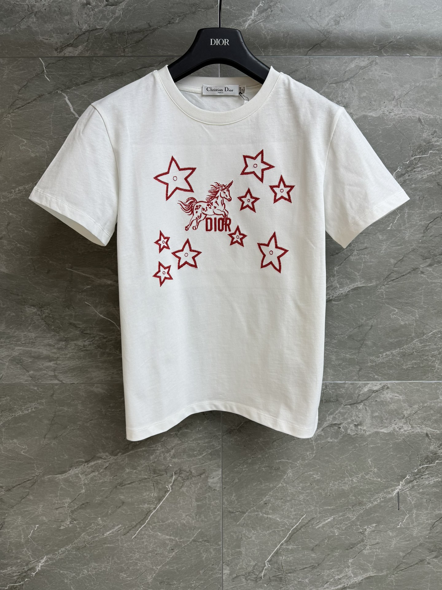 NO:708483,New arrival in early spring. D family pony embroidered T-shirt 2026 early spring series. Round ribbed neckline. Pony star letter embroidery pattern embellishment. Exquisite and fashionable to reduce age. Customized pure cotton material. Skin-friendly and breathable. Normal fit. The upper body is slim and versatile. Complete trademarks. Sizes SML, dior, tees, t-shirt,19860909早春新款上新啦 D家小马刺绣T恤 2026早春系列 圆领罗纹领口 小马星星字母刺绣图案点缀 精致时髦减龄 定制纯棉材质 亲肤透气 正常版型 上身显瘦又百搭 商标齐全 尺码SML,,dior,tees，t-shirt,,Women's clothing