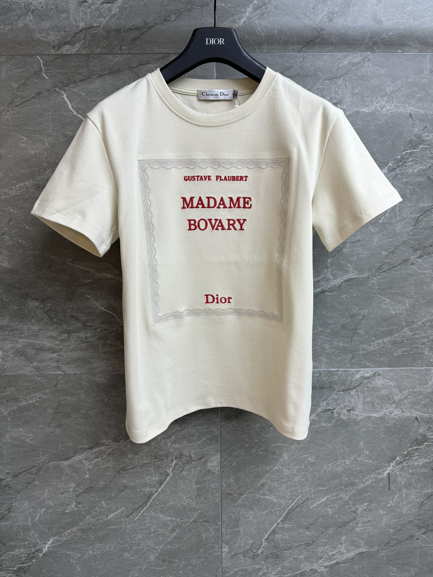 NO:708488,New arrival in early spring, D family letter embroidered T-shirt, 2026 early spring series, round neck design, lace letter embroidery pattern, age-reducing, fashionable and advanced, customized pure cotton material, skin-friendly and breathable, normal fit, slim upper body and versatile, complete trademarks, sizes SML, dior, tees, t-shirt,19860909早春新款上新啦 D家字母刺绣T恤 2026早春系列 圆领领口设计 蕾丝字母刺绣图案 减龄时髦高级 定制纯棉材质 亲肤透气 正常版型 上身显瘦又百搭 商标齐全 尺码SML,,dior,tees，t-shirt,,Women's clothing