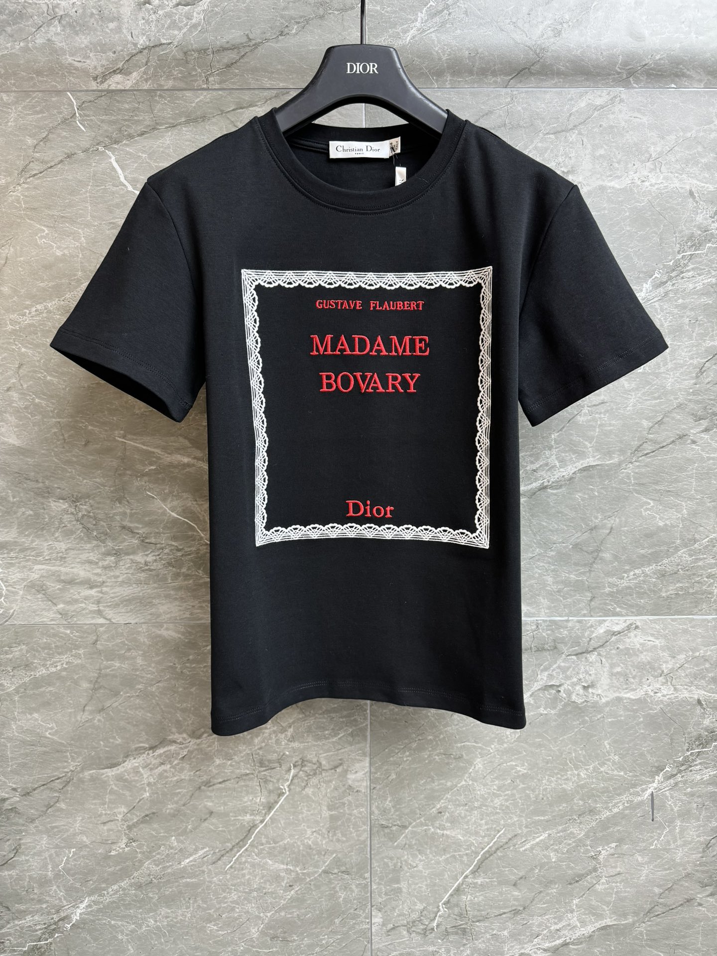 NO:708485,New arrival in early spring, D family letter embroidered T-shirt, 2026 early spring series, round neck design, lace letter embroidery pattern, age-reducing, fashionable and advanced, customized pure cotton material, skin-friendly and breathable, normal fit, slim upper body and versatile, complete trademarks, sizes SML, dior, tees, t-shirt,19860909早春新款上新啦 D家字母刺绣T恤 2026早春系列 圆领领口设计 蕾丝字母刺绣图案 减龄时髦高级 定制纯棉材质 亲肤透气 正常版型 上身显瘦又百搭 商标齐全 尺码SML,,dior,tees，t-shirt,,Women's clothing