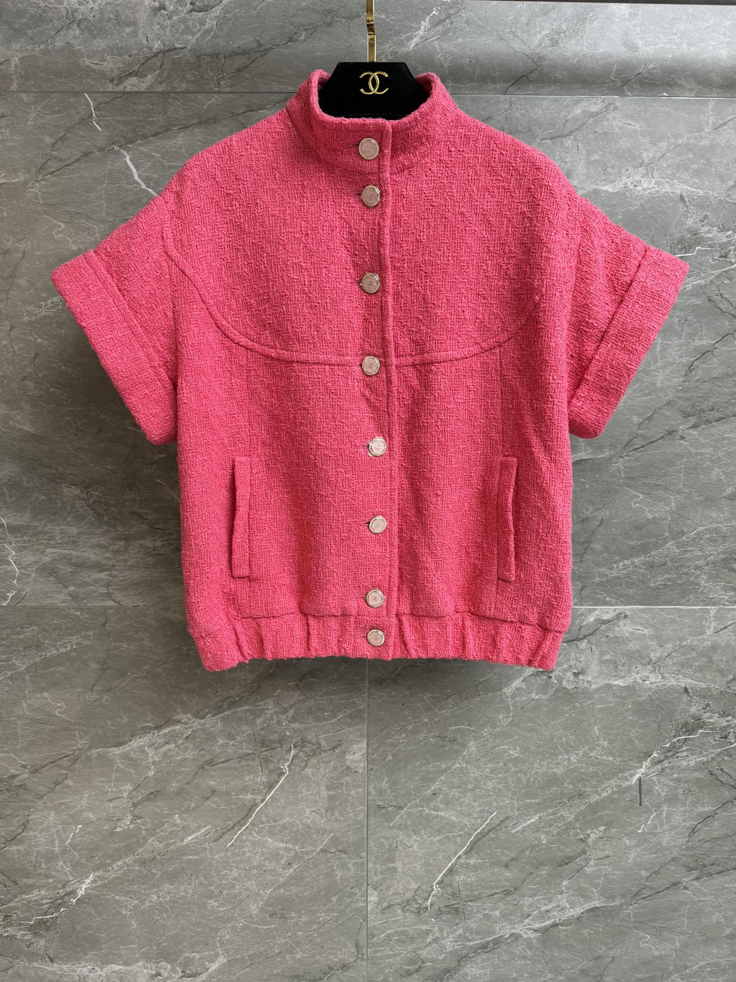 NO:708865,New styles for early spring are available!  Pre-sale Xiangjia stand-up collar short-sleeved jacket. Original purchase and customized version. 26 early spring vacation series. Stand-up collar single-breasted design. Exquisite double C diamond buckle embellishment. Rose pink eye-catching and fashionable. Customized tweed fabric. Silk lining. Short loose version. The upper body is slim and elegant. Complete trademarks. Sizes SML, chanel, jackets & coats, T-shirt, real silk,19860909早春新款上新啦！预售 香家立领短袖外套 原版购入对版定制 26早春度假系列 立领单排扣设计 精致双C钻扣点缀 玫粉色吸睛又洋气 定制斜纹软呢面料 真丝里衬 短款宽松版型 上身显瘦又气质 商标齐全 尺码SML,,chanel,jackets & coats,T-shirt,real silk,,Women's clothing