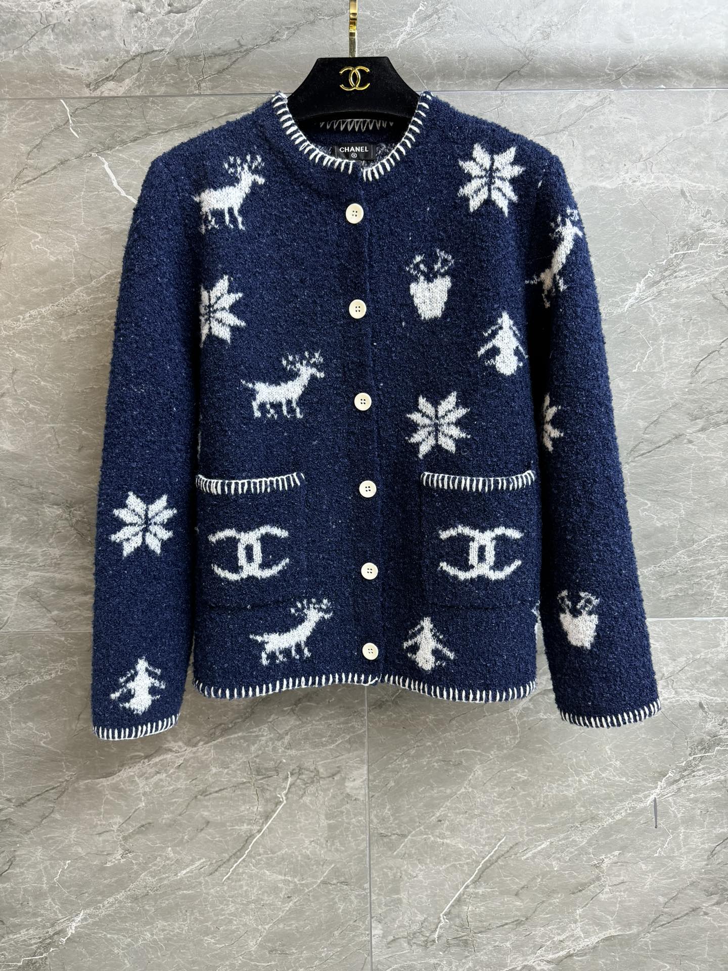 NO:708883,Autumn and winter new models have been shipped. Xiangjia navy blue jacquard cardigan 2025 new autumn and winter round neck single-breasted design Christmas elk jacquard pattern Blue and white color matching fashionable and age-reducing Wool blended knitted fabric Soft and comfortable Normal fit The upper body is slim and versatile Complete trademarks Size SML,,chanel,19860909秋冬新款出货啦 香家藏蓝色提花开衫 2025秋冬新品 圆领单排扣设计 圣诞麋鹿提花图案 蓝白配色时髦减龄 羊毛混纺针织面料 柔软舒适 正常版型 上身显瘦又百搭 商标齐全 尺码SML,,chanel,,Women's clothing