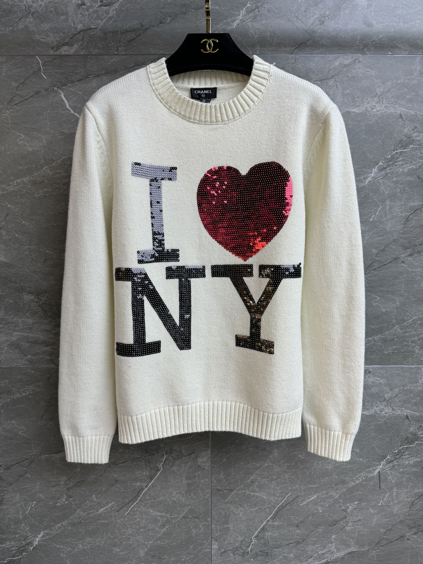 NO:708879,New autumn and winter new styles are available. Xiangjia sequin embroidered sweater is new for autumn and winter 2025. Round neck design. Sequin embroidery pattern of letters on the chest. Super heavy, casual, simple and elegant. Wool knitted fabric. Comfortable and skin-friendly. Loose fit. The upper body is slim and versatile. Complete trademarks. Sizes SML,,chanel,sweaters,19860909秋冬新款上新啦 香家亮片刺绣毛衣 2025秋冬新品 圆领领口设计 胸前字母亮片刺绣图案 超级重休闲简约大方 羊毛针织面料 舒适亲肤 宽松版型 上身显瘦又百搭 商标齐全 尺码SML,,chanel,sweaters,,Women's clothing